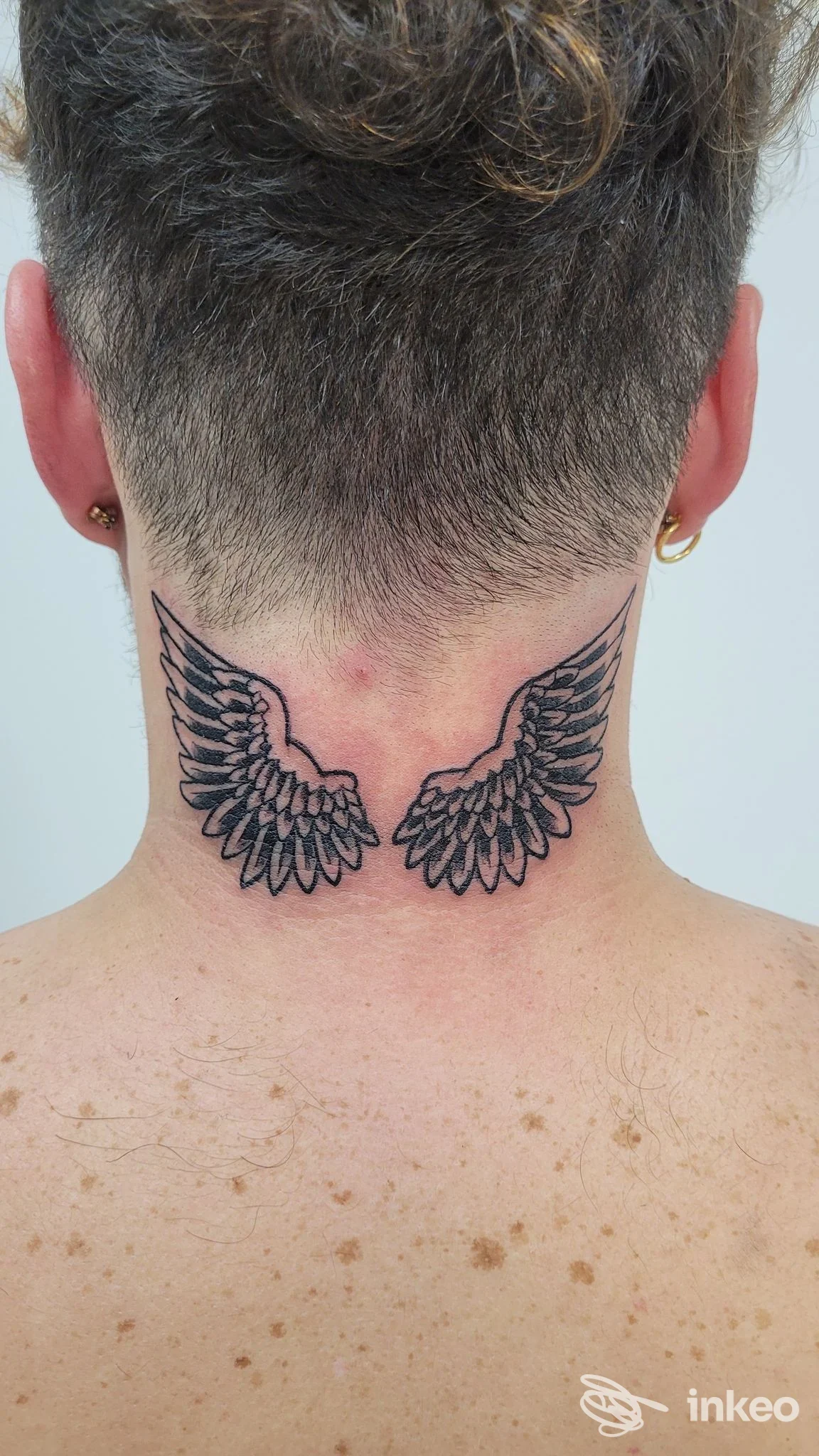 Ali tatuate sul collo realizzate da Artè Tattoo di Piero Graziani a Bisceglie, dettaglio sul retro della nuca.
