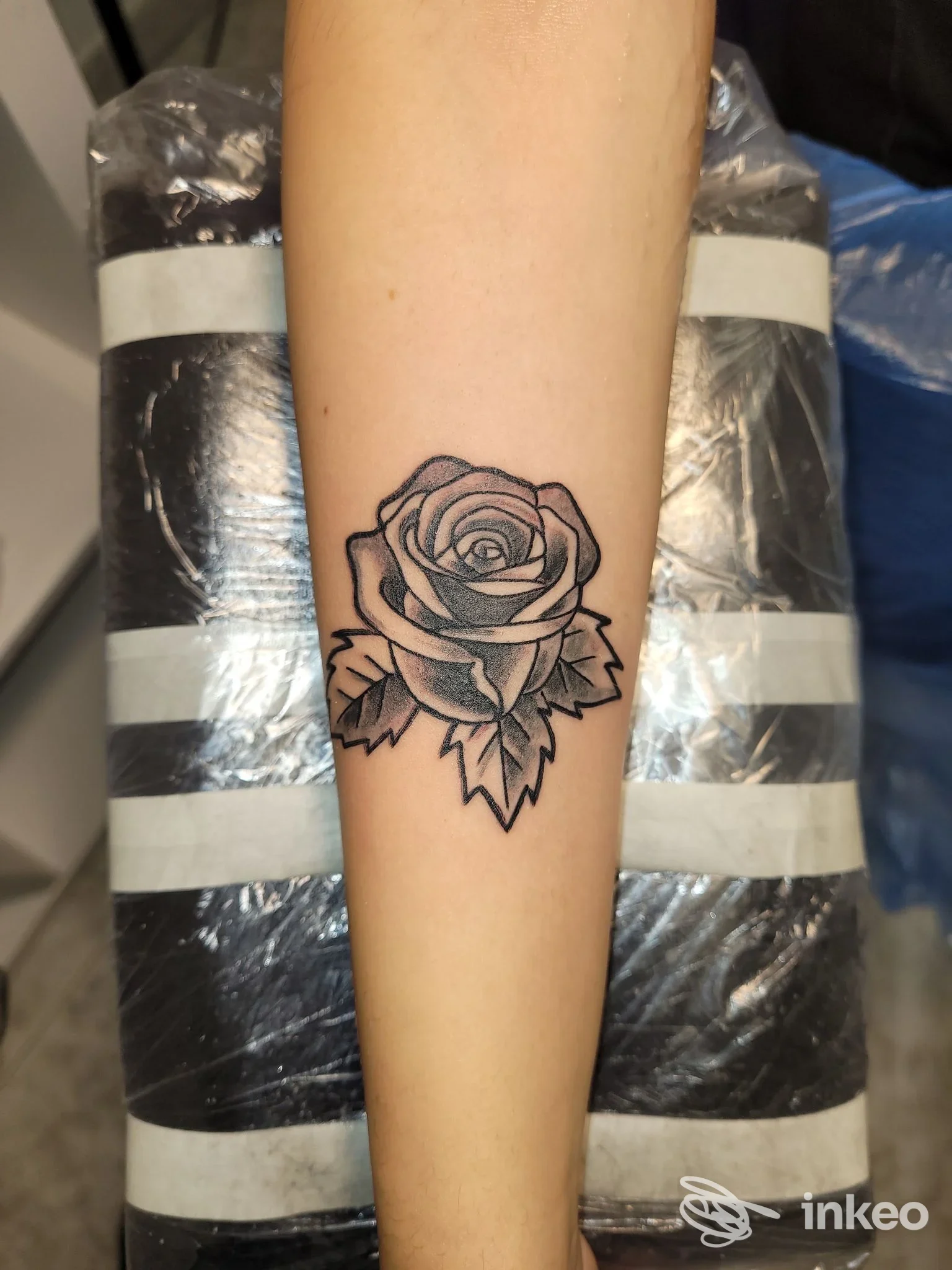 Tatuaggio a rosa in bianco e nero sull'avambraccio, foto d'opera realizzata presso Artè Tattoo di Piero Graziani a Bisceglie.