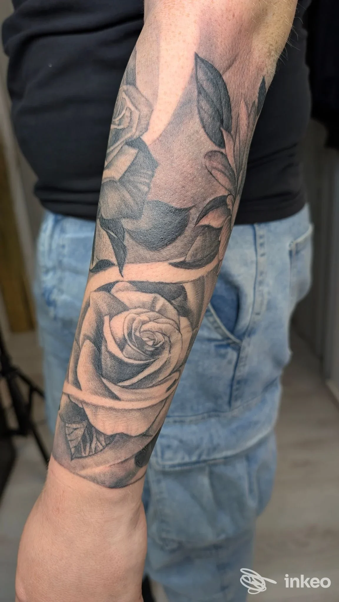 Tatuaggio a rose in bianco e nero sull'avambraccio, Sal7tattoo a Carrara.