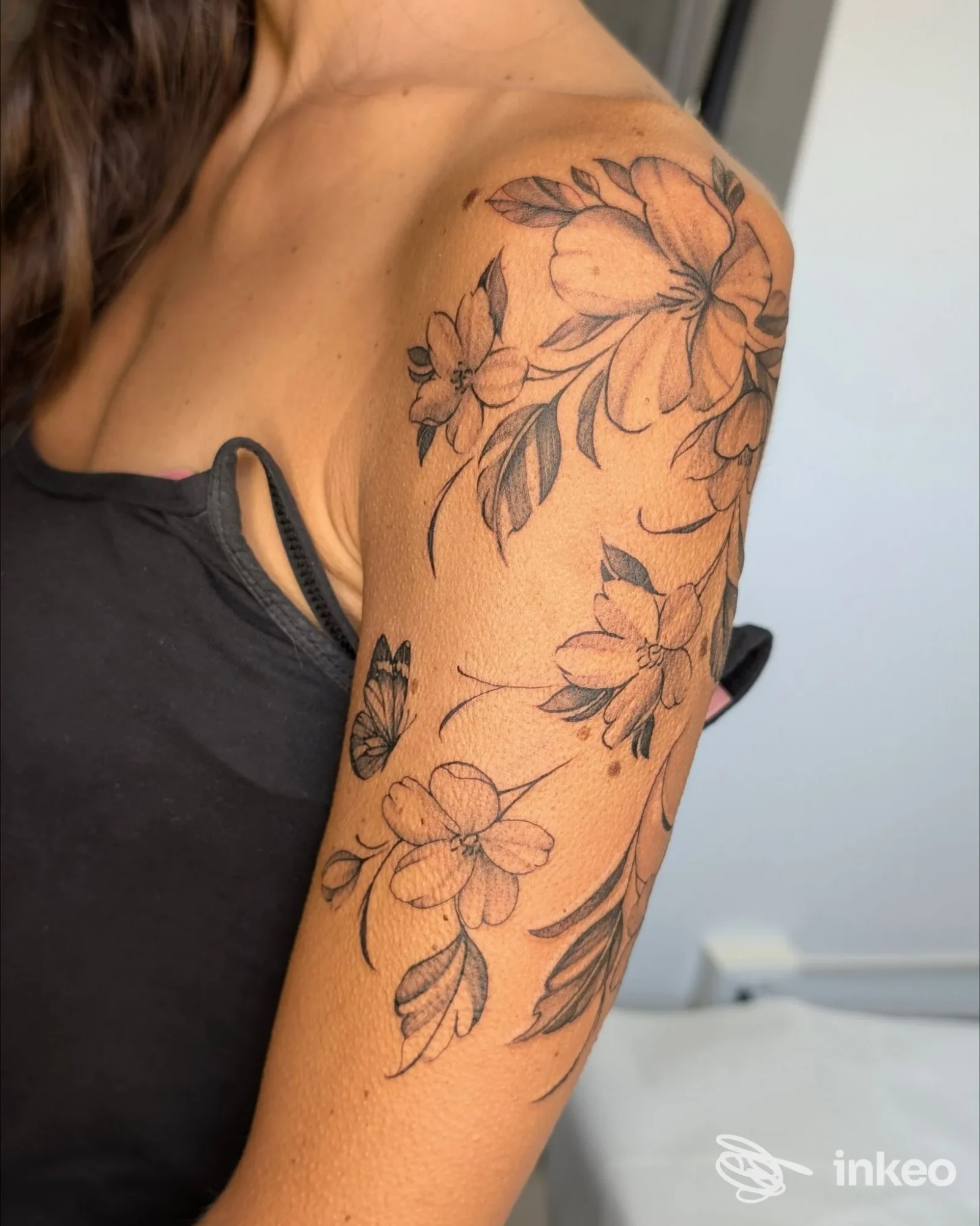 Grande tatuaggio floreale sulla spalla e braccio superiore, foto realizzata per Sal7tattoo a Carrara.