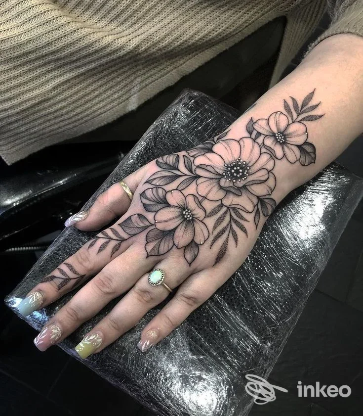 Tatuaggio floreale sul dorso della mano e polso, foto inviata da TATTOO FLOWER, Seregno.