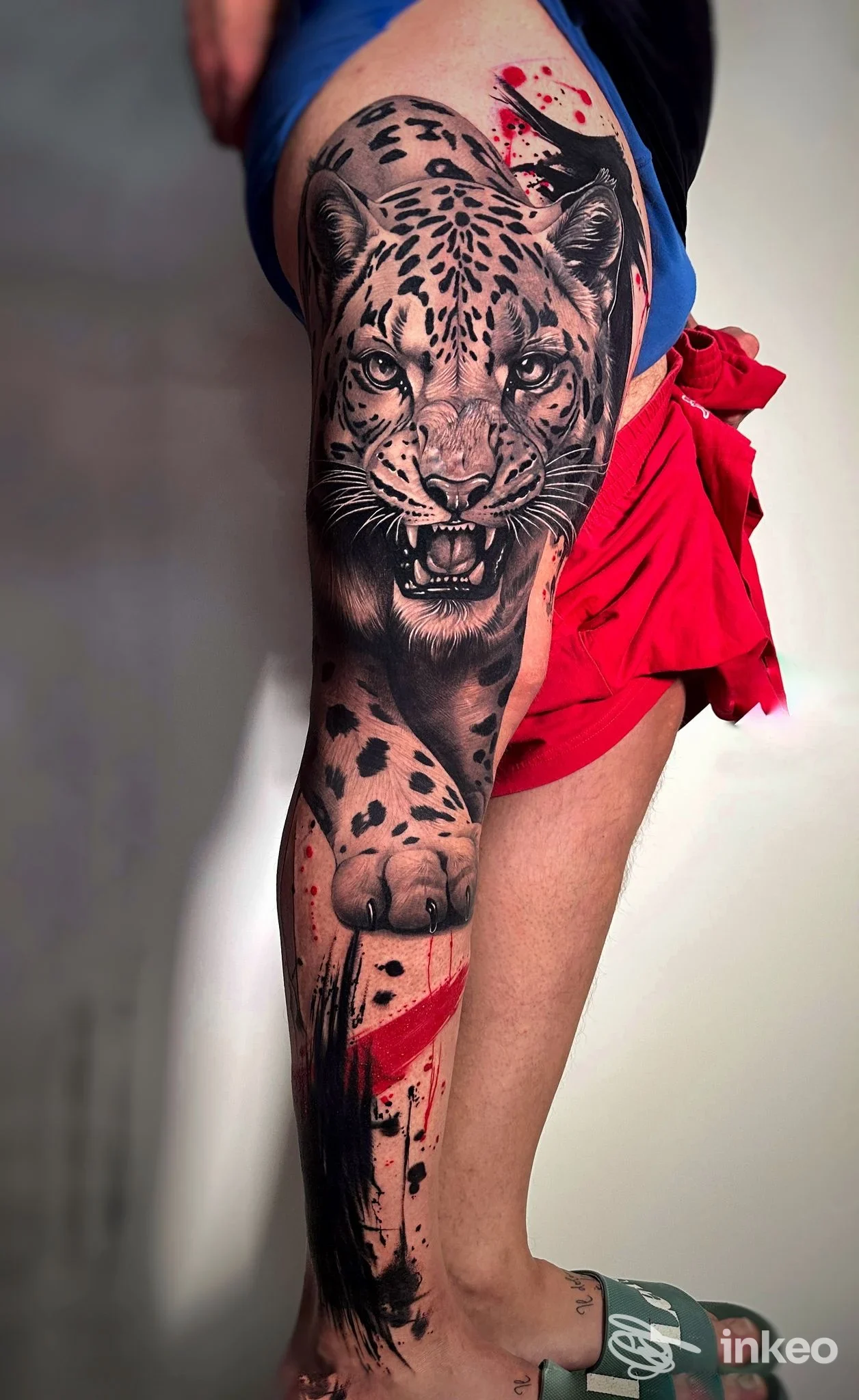 Grande tatuaggio a tema leopardo su coscia e polpaccio fotografato per Z Tattoo Shop a Bari.