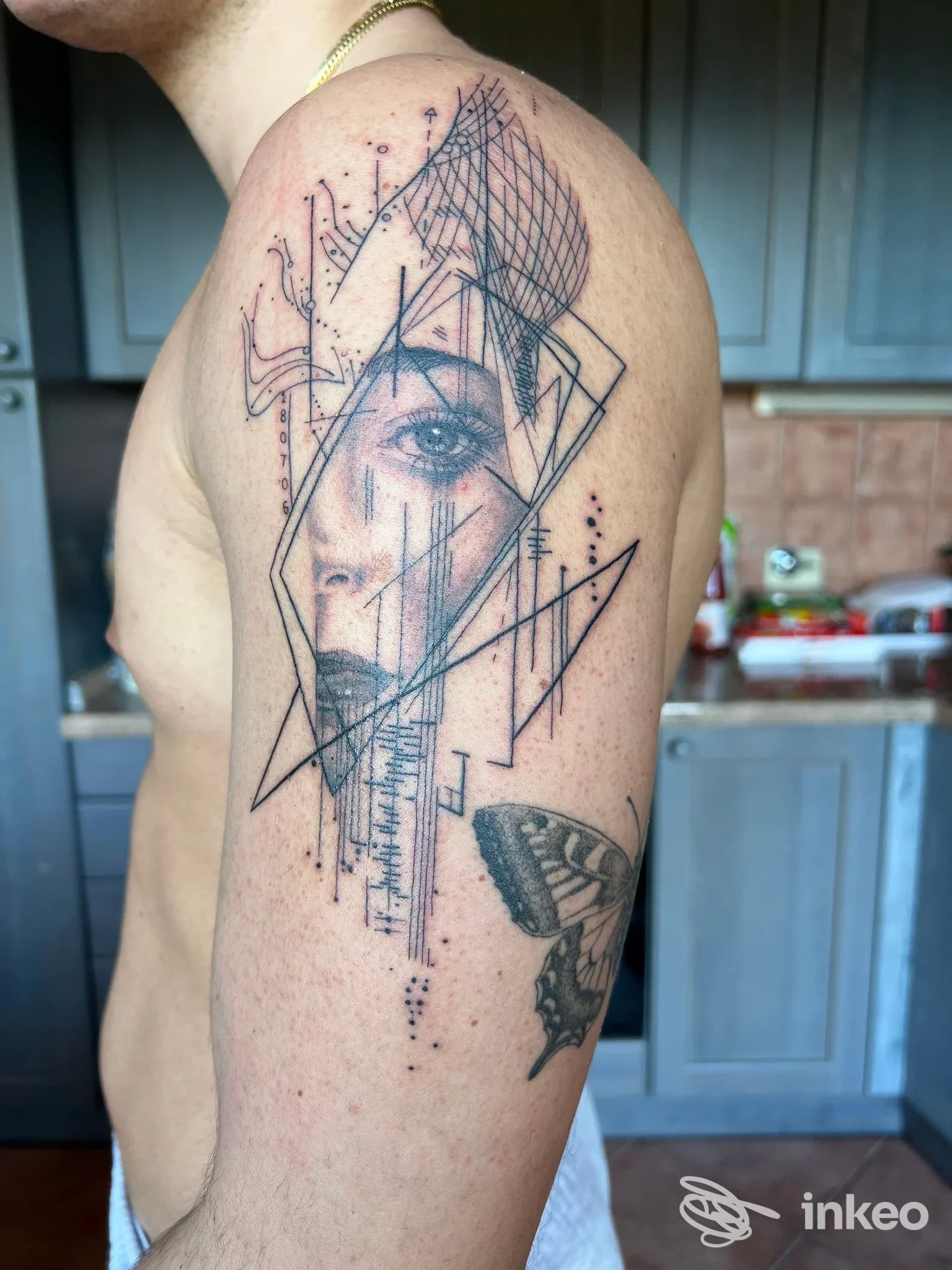 Tatuaggio su braccio: ritratto geometrico con linee sottili e dotwork, foto inviata da Ludwig Tattoo, Bologna.
