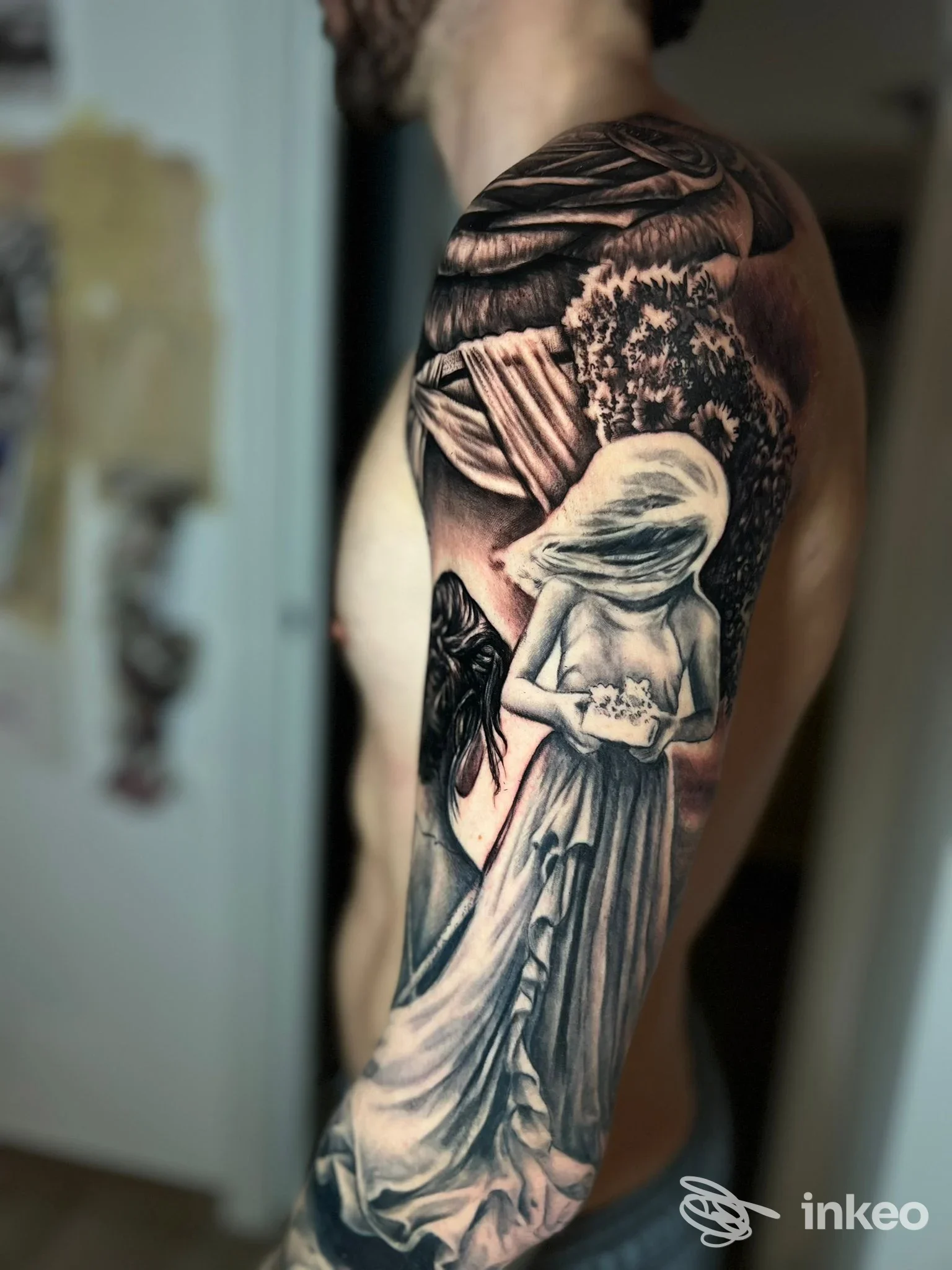 Tatuaggio a manica su braccio e spalla con figura velata, foto fornita da GRAFFITI SKIN TATTOO, Medicina.