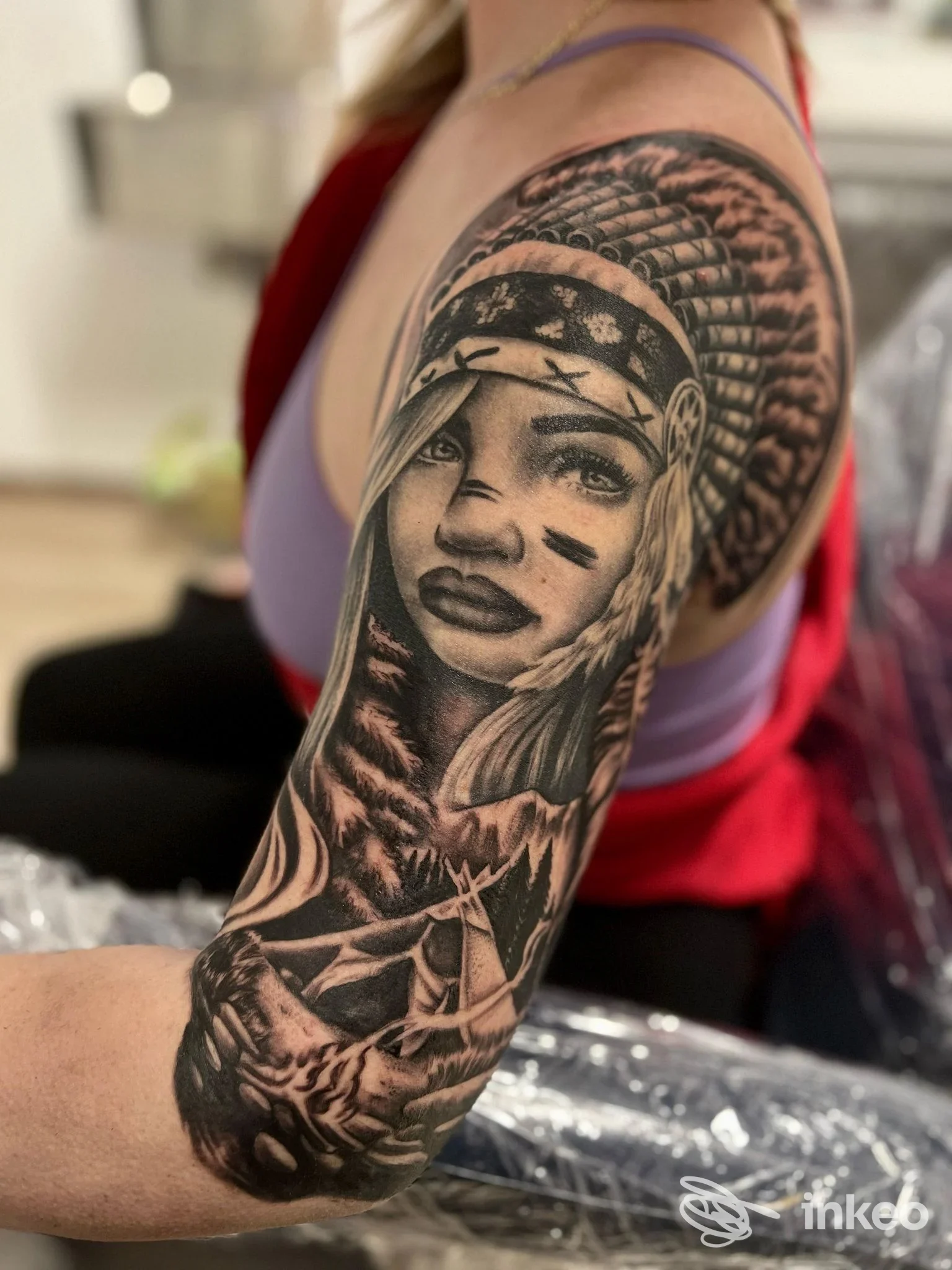 Tatuaggio realistico in bianco e nero con ritratto femminile su braccio e spalla, foto GRAFFITI SKIN TATTOO, Medicina.