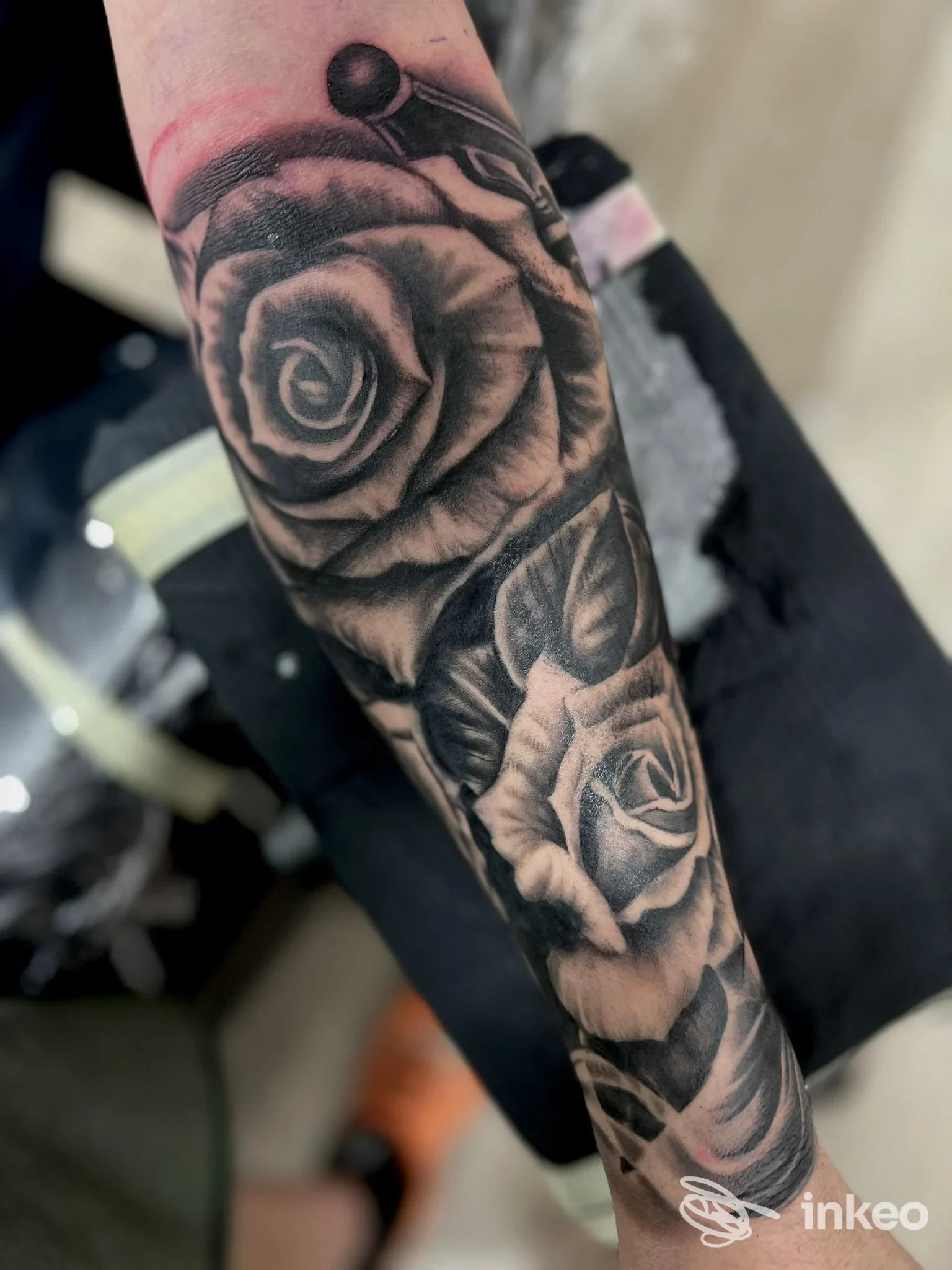 Tatuaggio realistico in bianco e nero di rose lungo l'avambraccio, foto in studio. GRAFFITI SKIN TATTOO Mondini tattoo, Medicina.