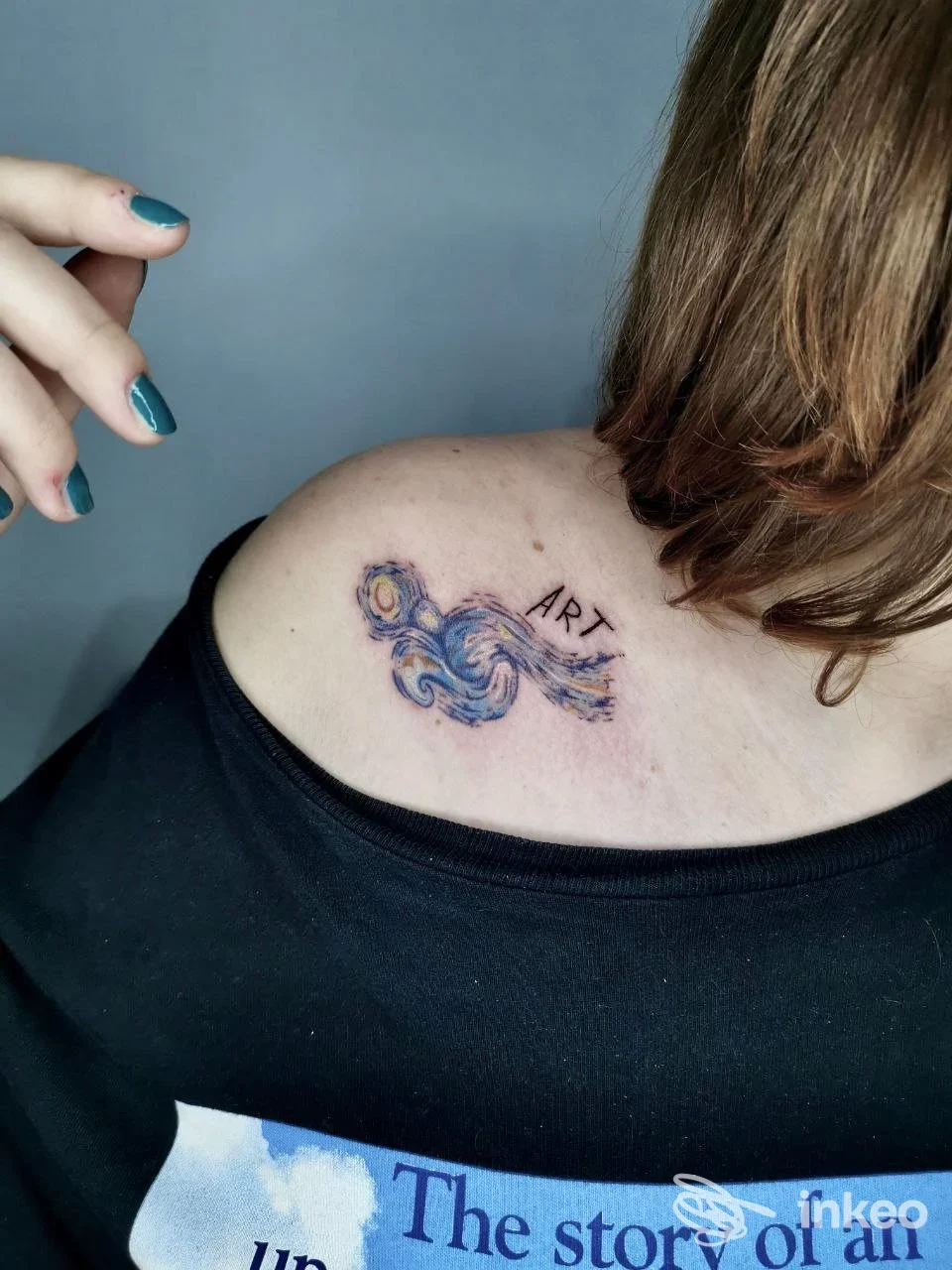 Tatuaggio colorato sulla spalla con la scritta 'ART', foto scattata in studio Miry Ink Tattoo Studio a Casavatore.