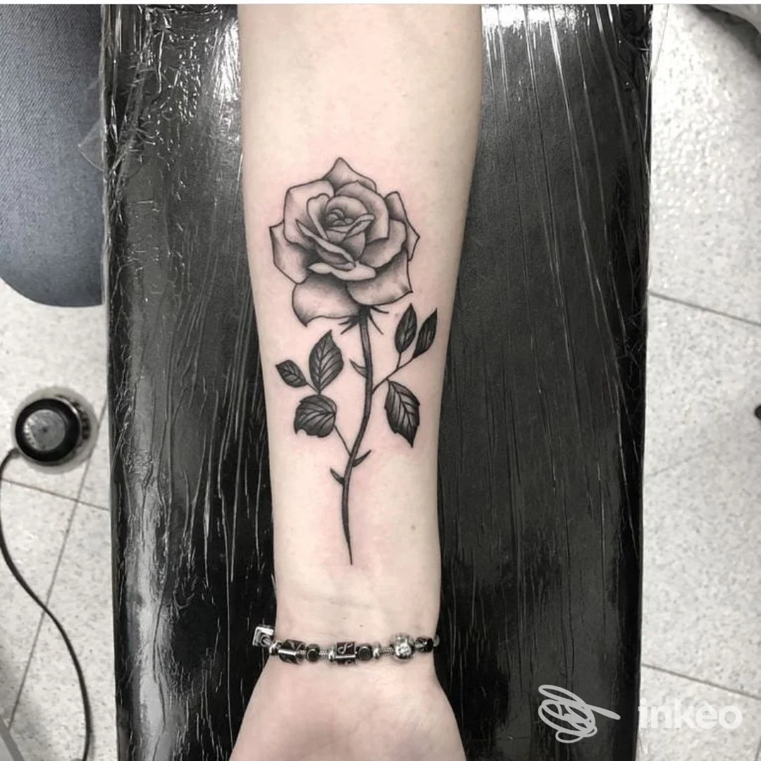 Tatuaggio di una rosa in bianco e nero sull'avambraccio, Mino ink Tattoo Store, Mugnano di Napoli.