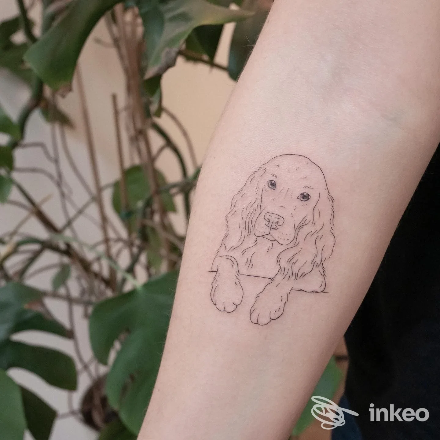 Tatuaggio linework di un cane sull'avambraccio interno, fotografia realizzata presso Blind Garden Studio, Ravenna.
