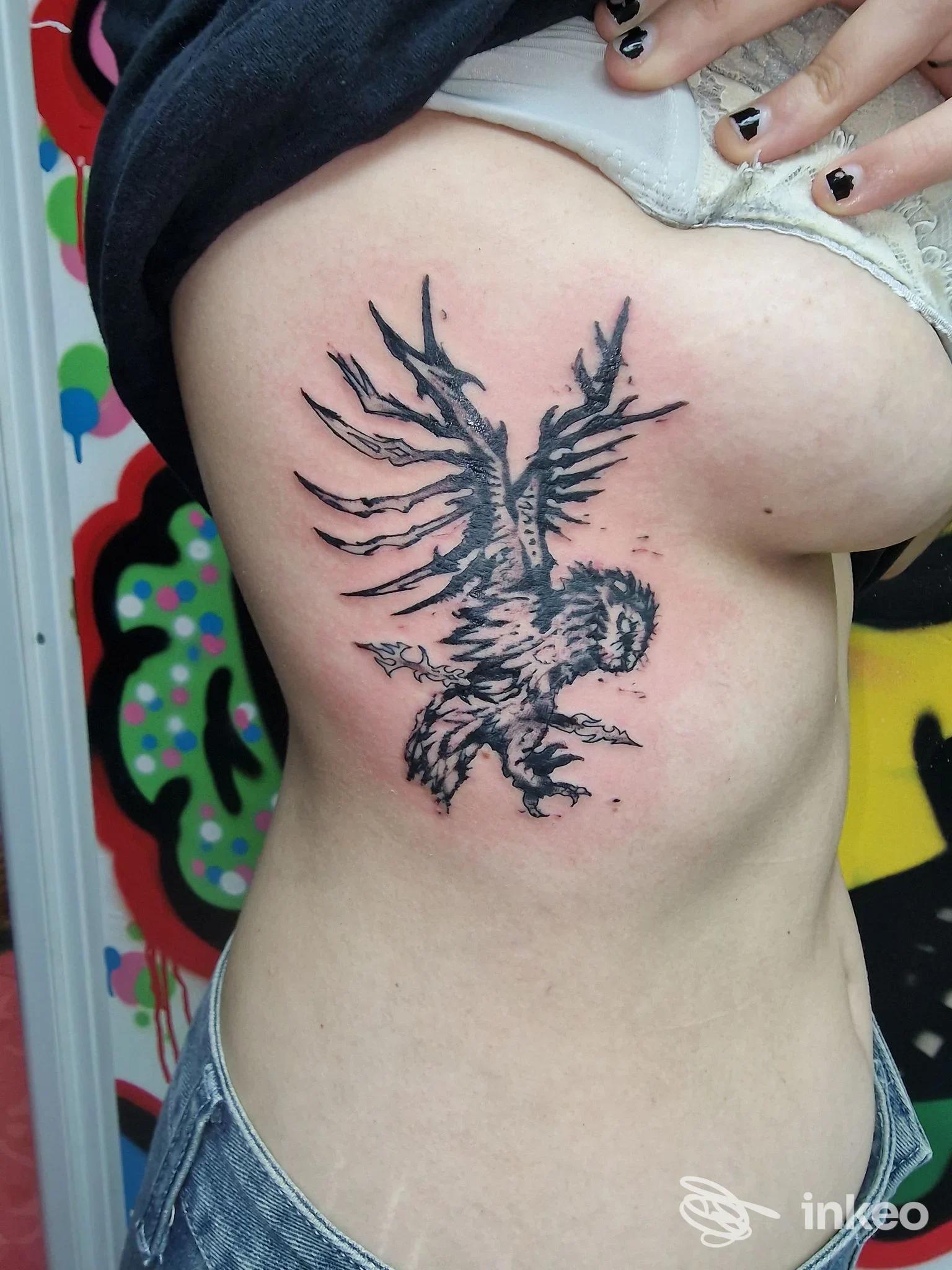 Tatuaggio stilizzato di un'aquila sul fianco sinistro, fotografia fornita da Diamond & Stars Tattoo, Alessandria.