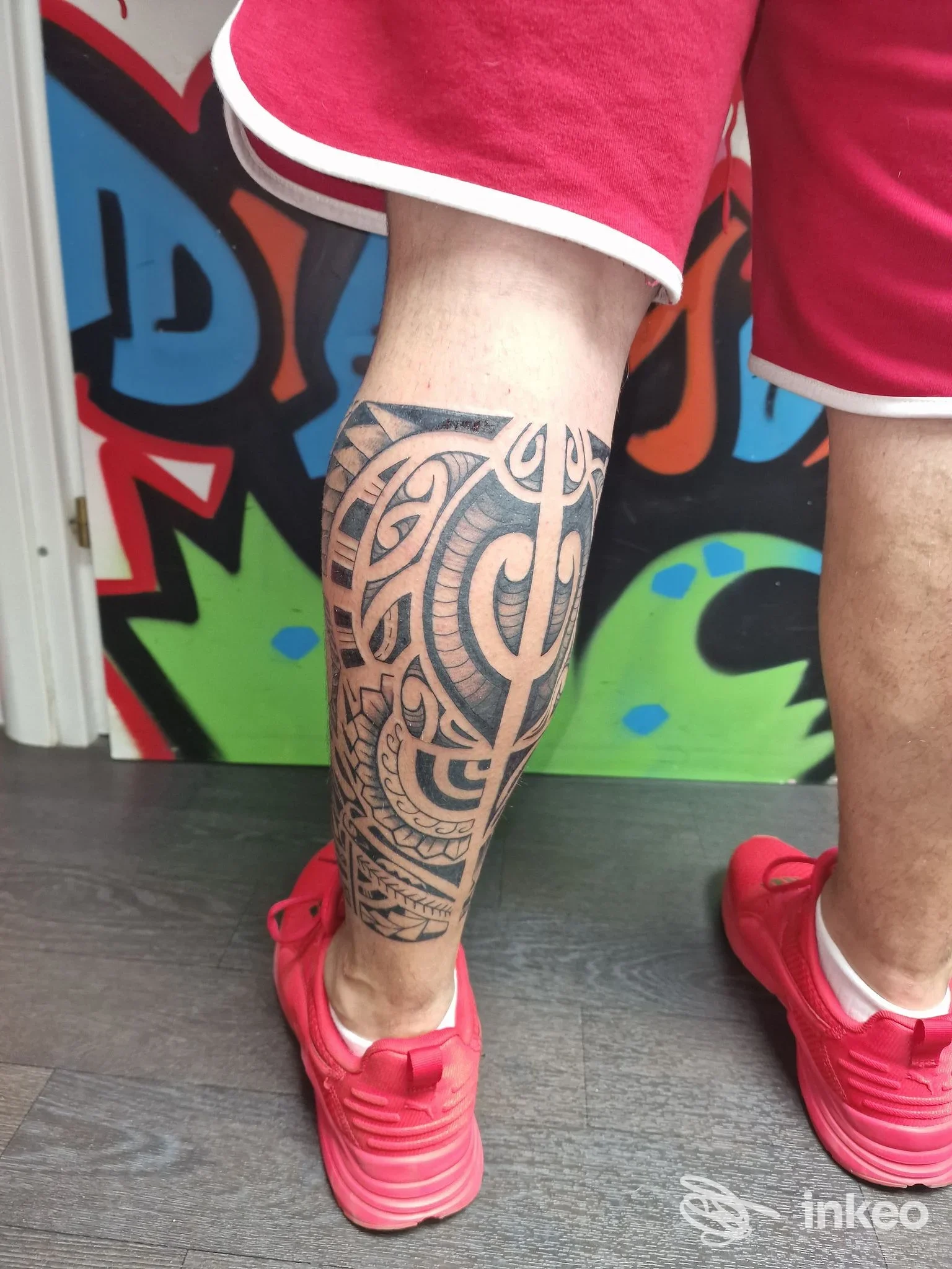 Polpaccio tatuato con motivo tribale in primo piano, foto fornita dallo studio Diamond & Stars Tattoo di Alessandria.