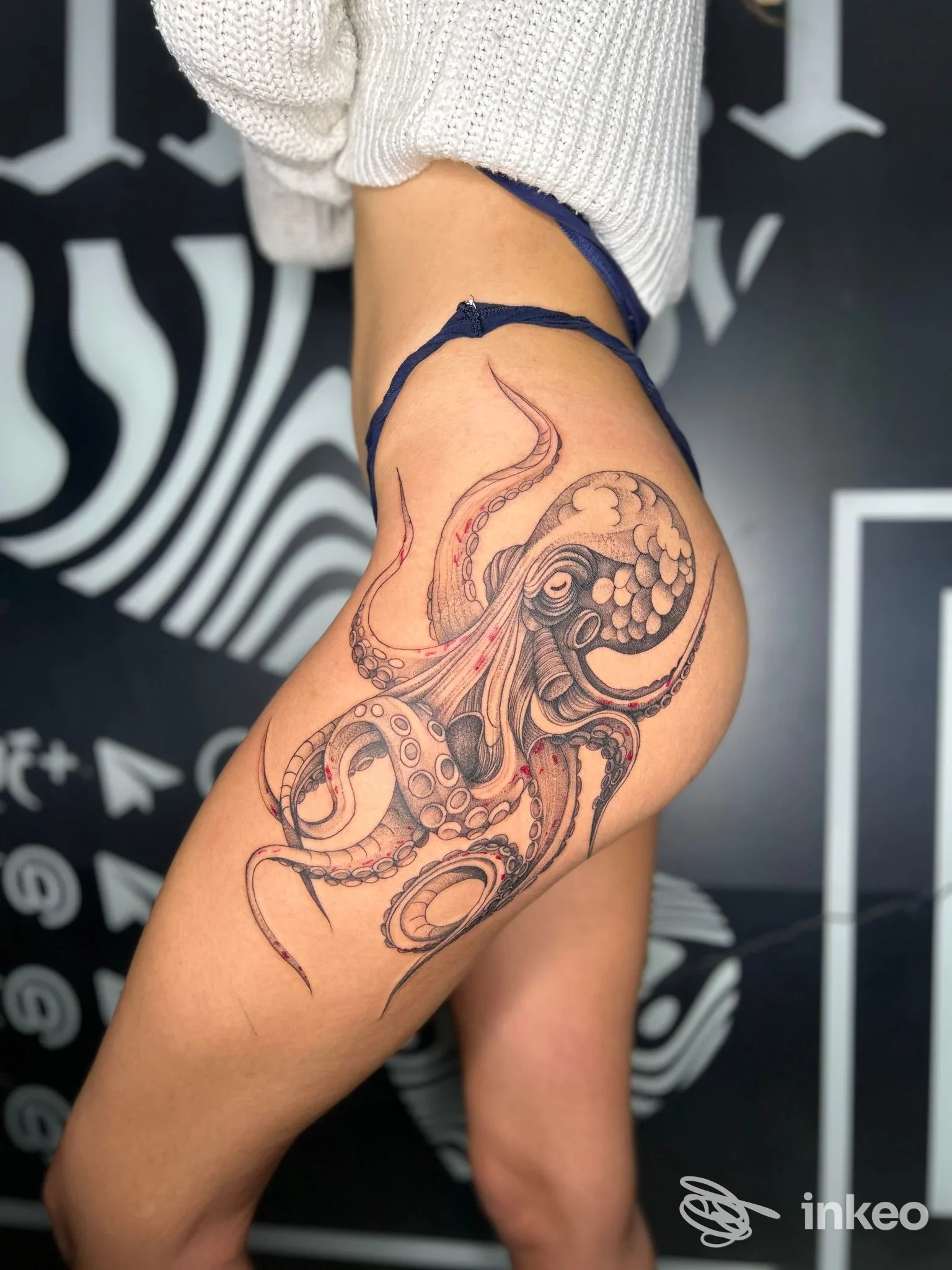 Grande tatuaggio a polpo sul fianco e coscia, foto scattata presso P2 tattoo studio a Bologna.
