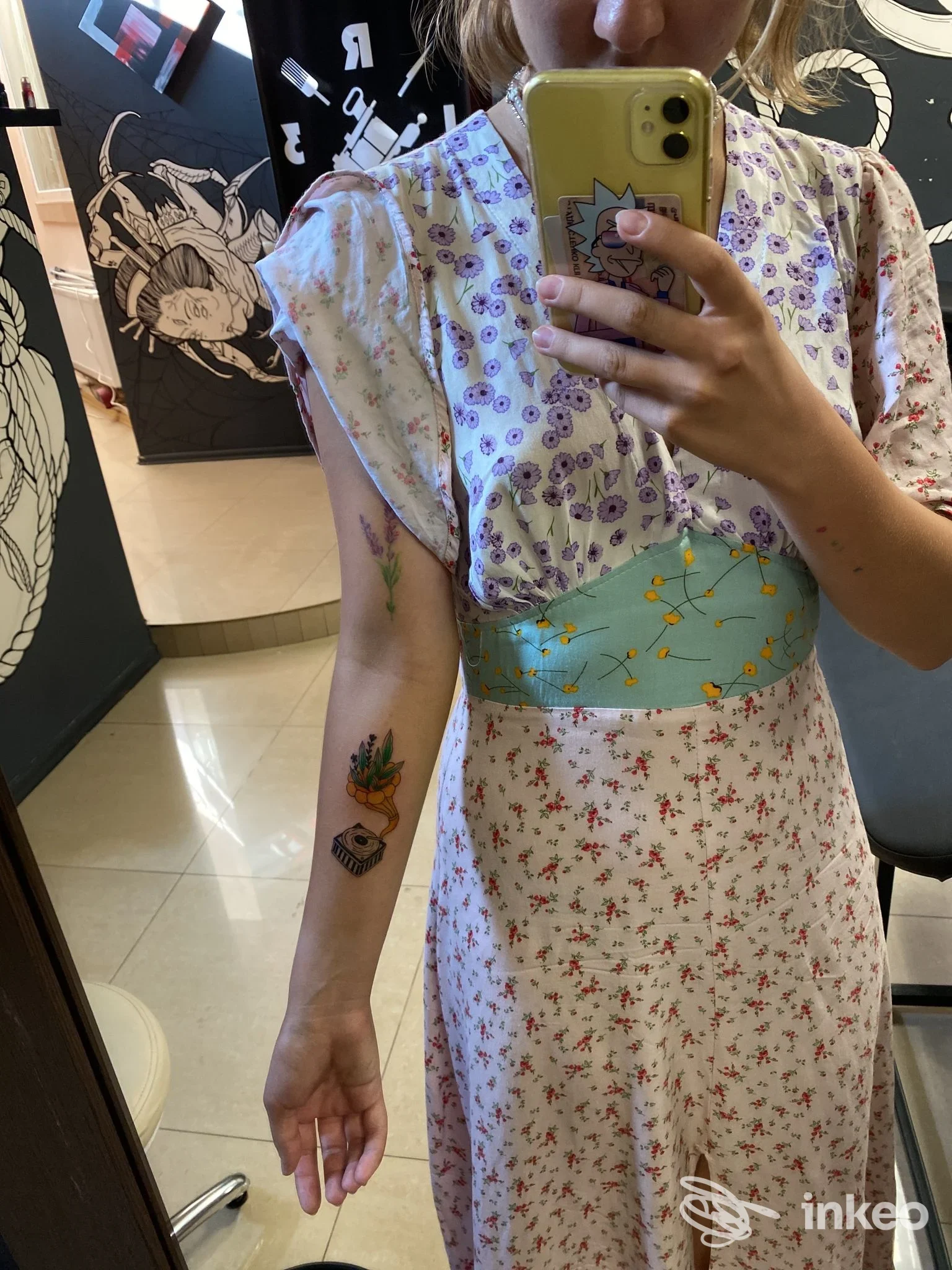 Selfie in studio con tre piccoli tatuaggi colorati sull'avambraccio sinistro. P2 tattoo studio, Bologna.