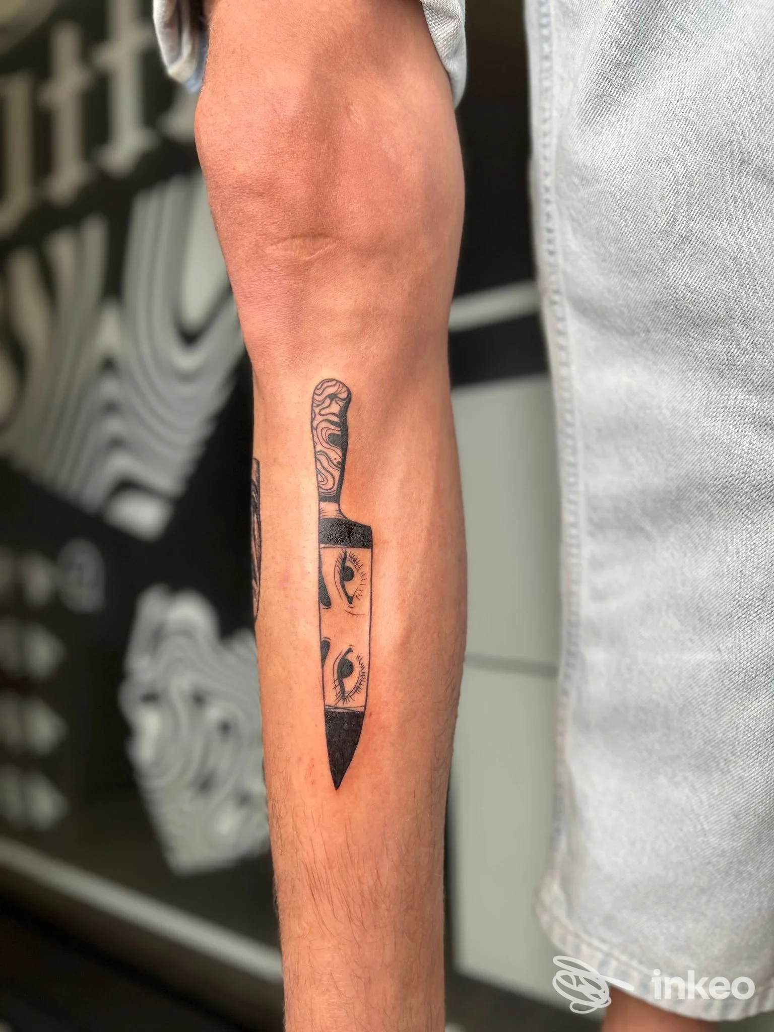 Tatuaggio a forma di coltello stilizzato sull'avambraccio, P2 tattoo studio, Bologna