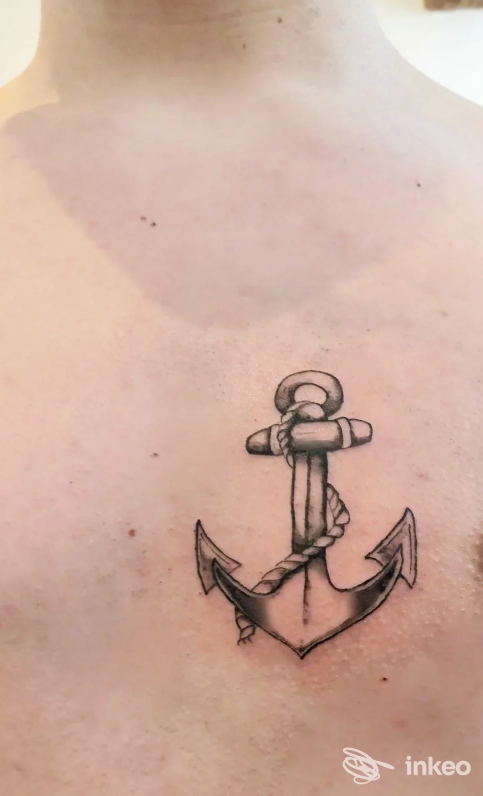 Tatuaggio a inchiostro nero di un'ancora sul petto, foto fornita da ART STUDIO TATTOO di ANGELA MAGAGNOLI, Cento.