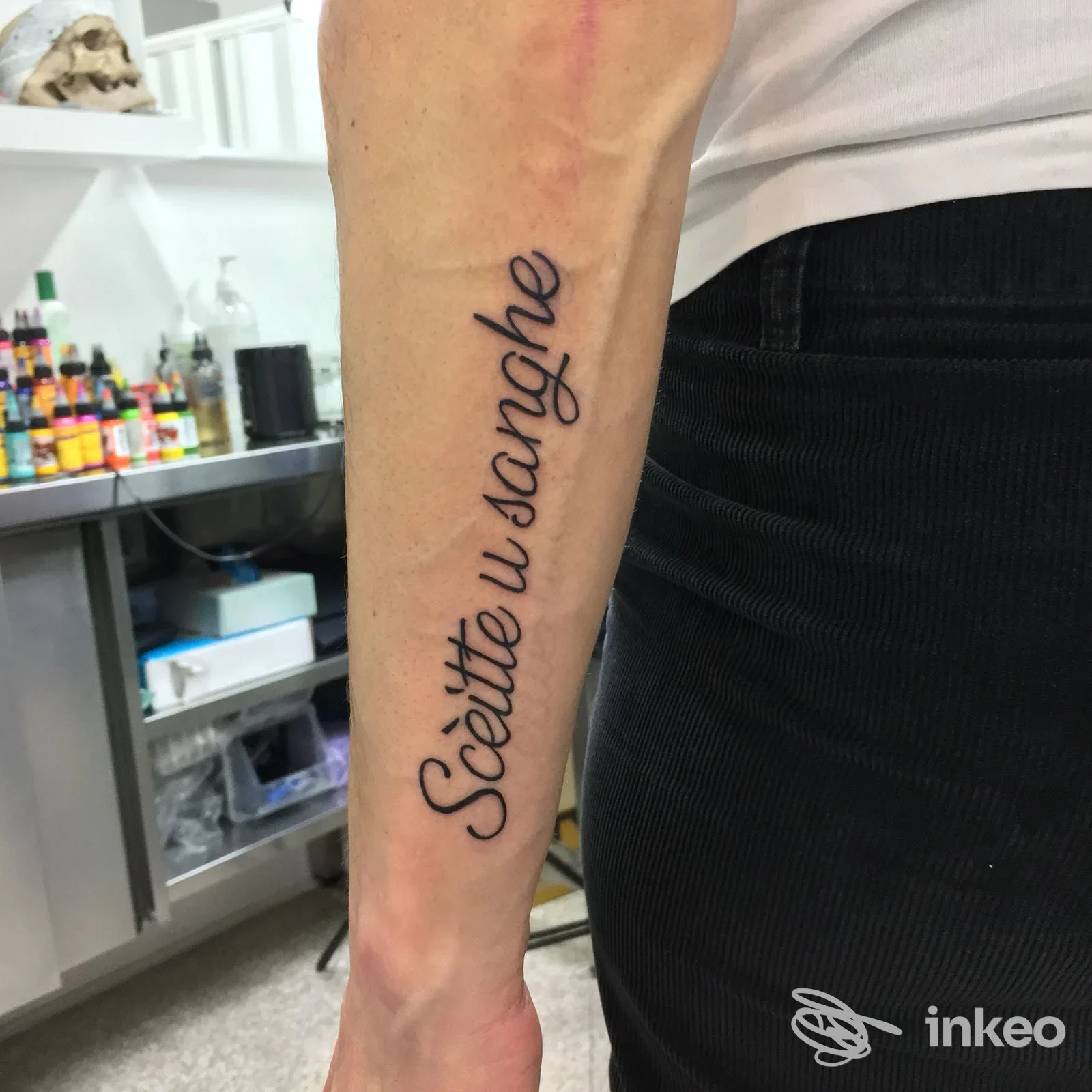 Tatuaggio a scritta in corsivo sull'avambraccio sinistro realizzato presso Mautan Tattoo a Bitonto.