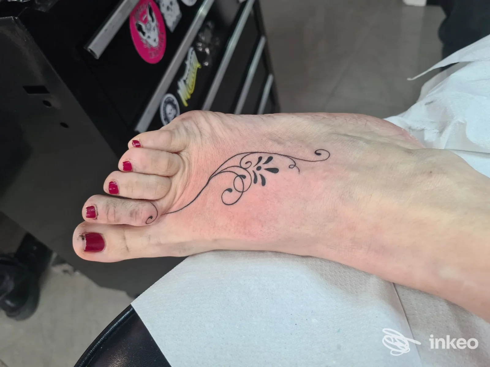 Tatuaggio ornamentale nero sul dorso del piede, foto inviata da Mautan Tattoo, Bitonto.