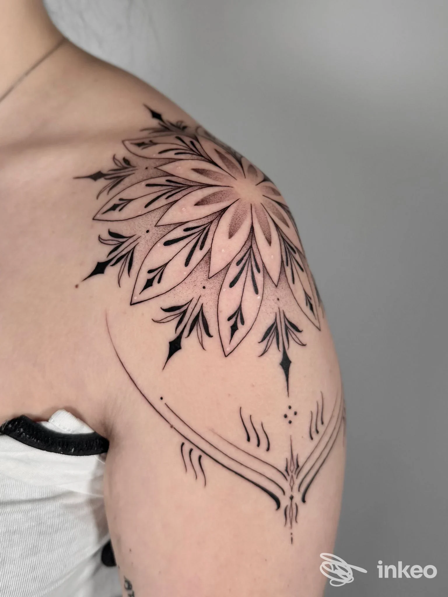 Tatuaggio ornamentale a mandala sulla spalla, lavoro realizzato da Gate of Ink a Bressanone.