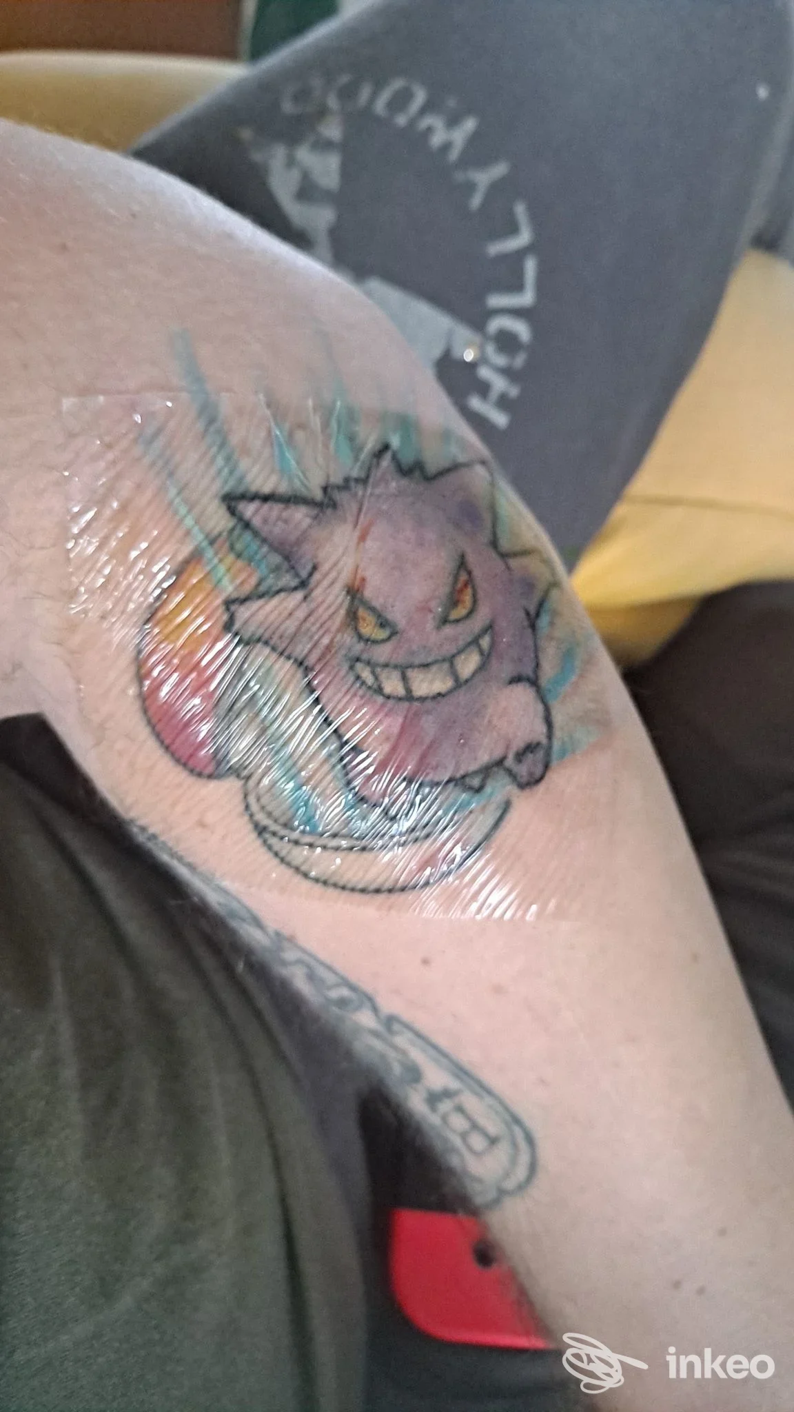 Tatuaggio colorato di Gengar sul braccio superiore, scattato in luce naturale. My Skin Tattoo Studio, Roma.