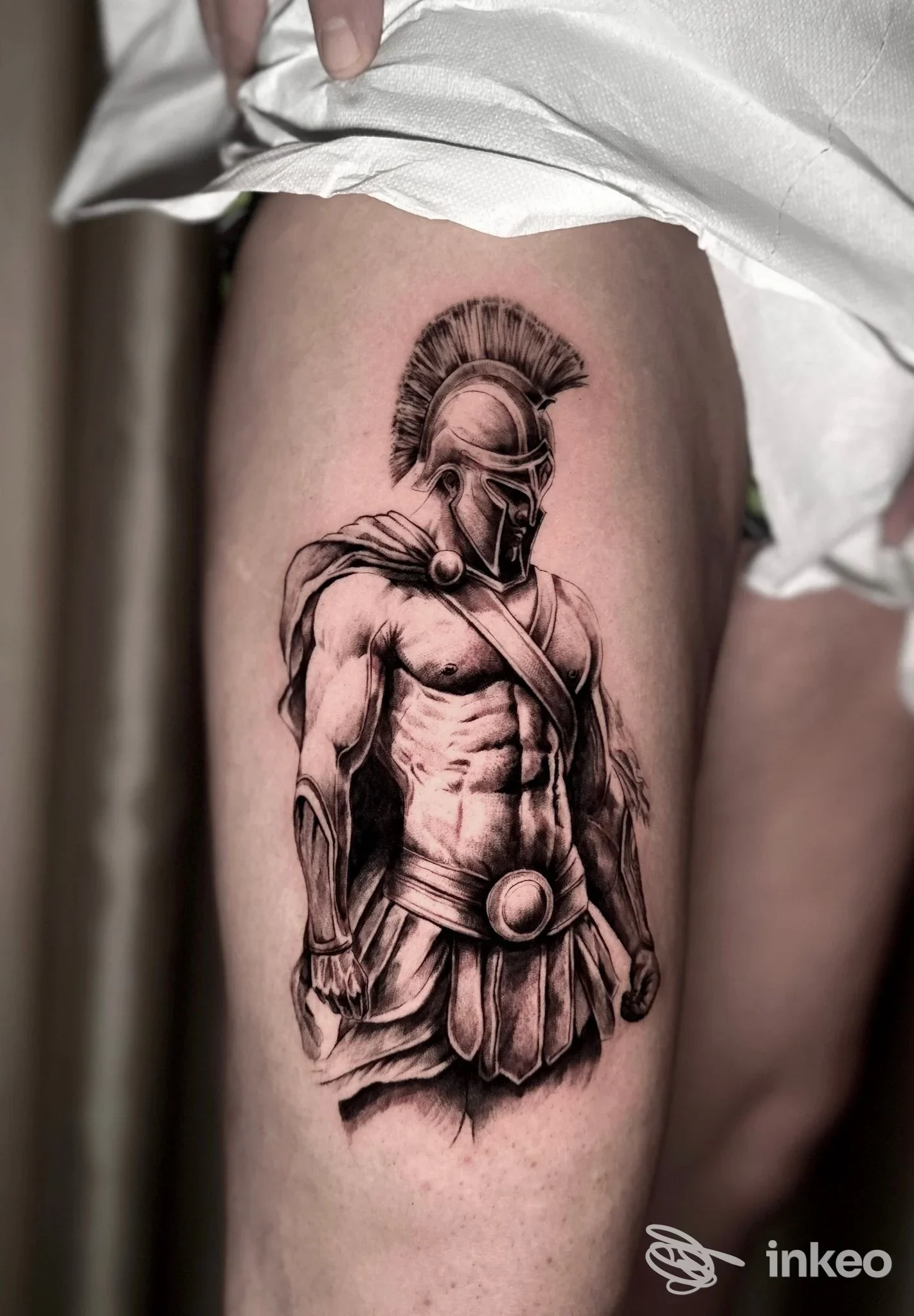 Tatuaggio su coscia con guerriero in stile realistico, foto fornita da Just Think Tattoo a Chieti.