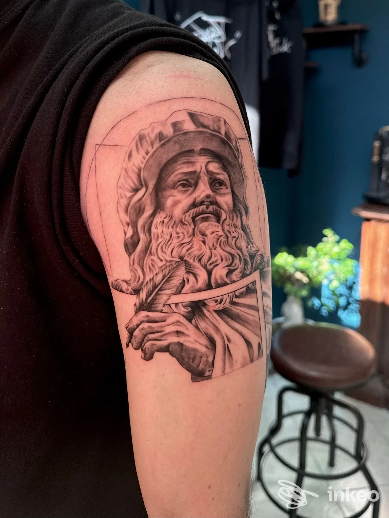 Tatuaggio realistico in bianco e nero sul deltoide realizzato da Just Think Tattoo, Chieti, ritratto maschile dettagliato.