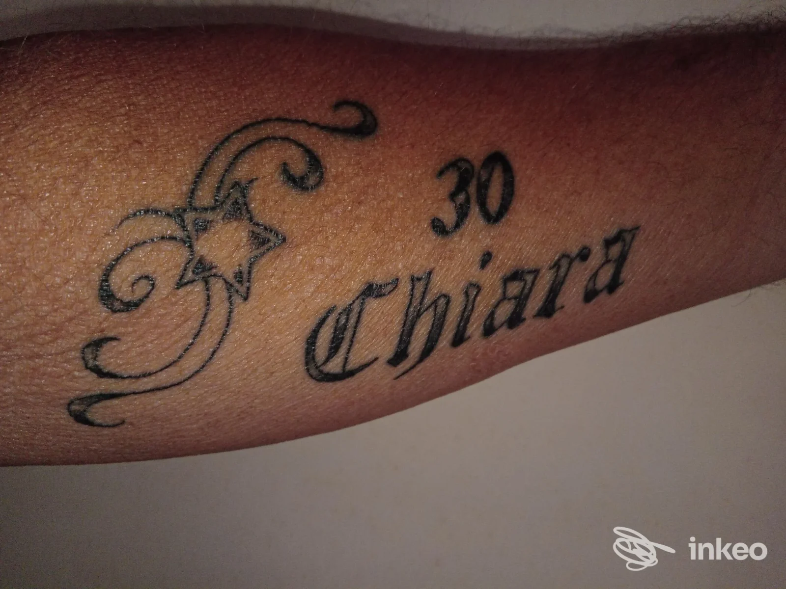 Tatuaggio sull'avambraccio con la scritta "Chiara", il numero 30 e una stella, realizzato da Freak Lab aps Tattoo a Rieti.