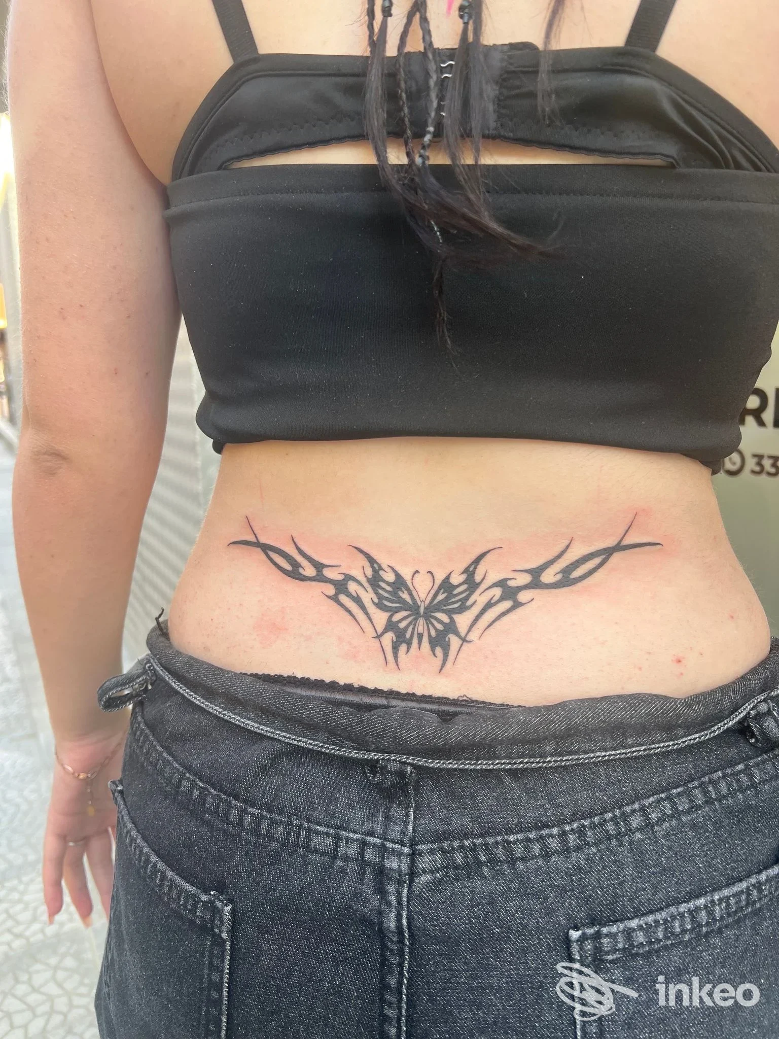 Tatuaggio tribale nero sulla parte lombare di una cliente, MEMM INK, Venosa.