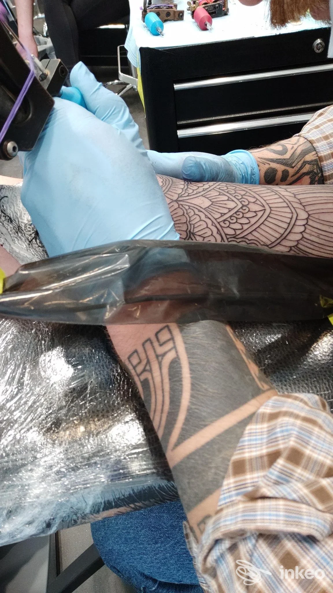 Tatuaggio in corso sull'avambraccio presso Indelebile Tatto Shop Cameos Art, Torre del Greco.