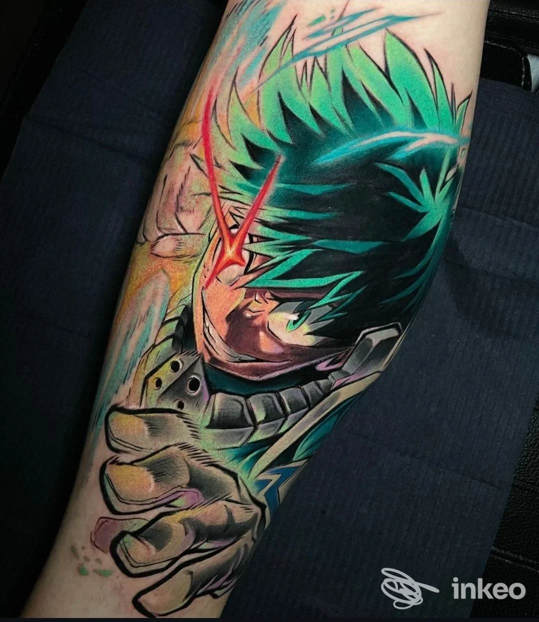 Tatuaggio a colori su avambraccio raffigurante un personaggio anime con capelli verdi, realizzato sulla pelle di una persona.