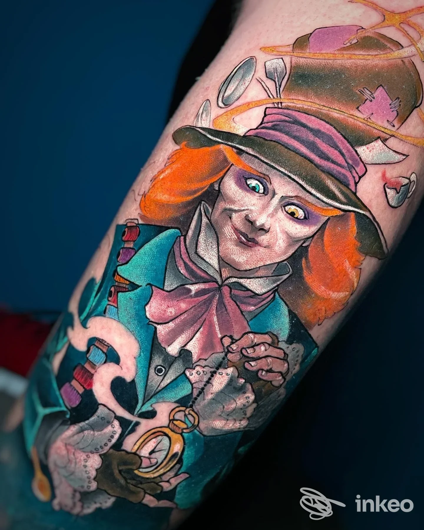 Tattoo colorato su avambraccio raffigurante una figura con cappello, stile cartone animato, realizzato sulla pelle.
