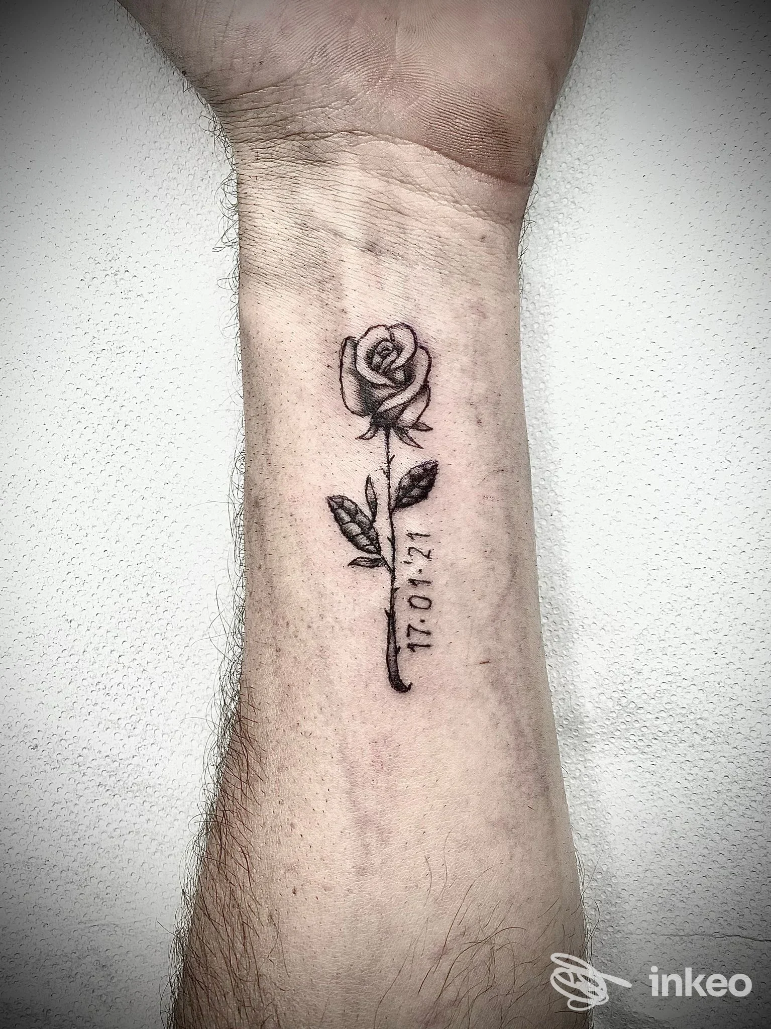 Tatuaggio a forma di rosa con data sul lato interno dell'avambraccio, fotografia per Iron Mallet Tattoo Parlour a Corato.