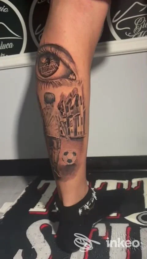 Polpaccio con tatuaggio black & grey raffigurante un occhio, una figura di spalle e un pallone, eseguito da Vesuvio Ink tattoo studio a Marigliano.
