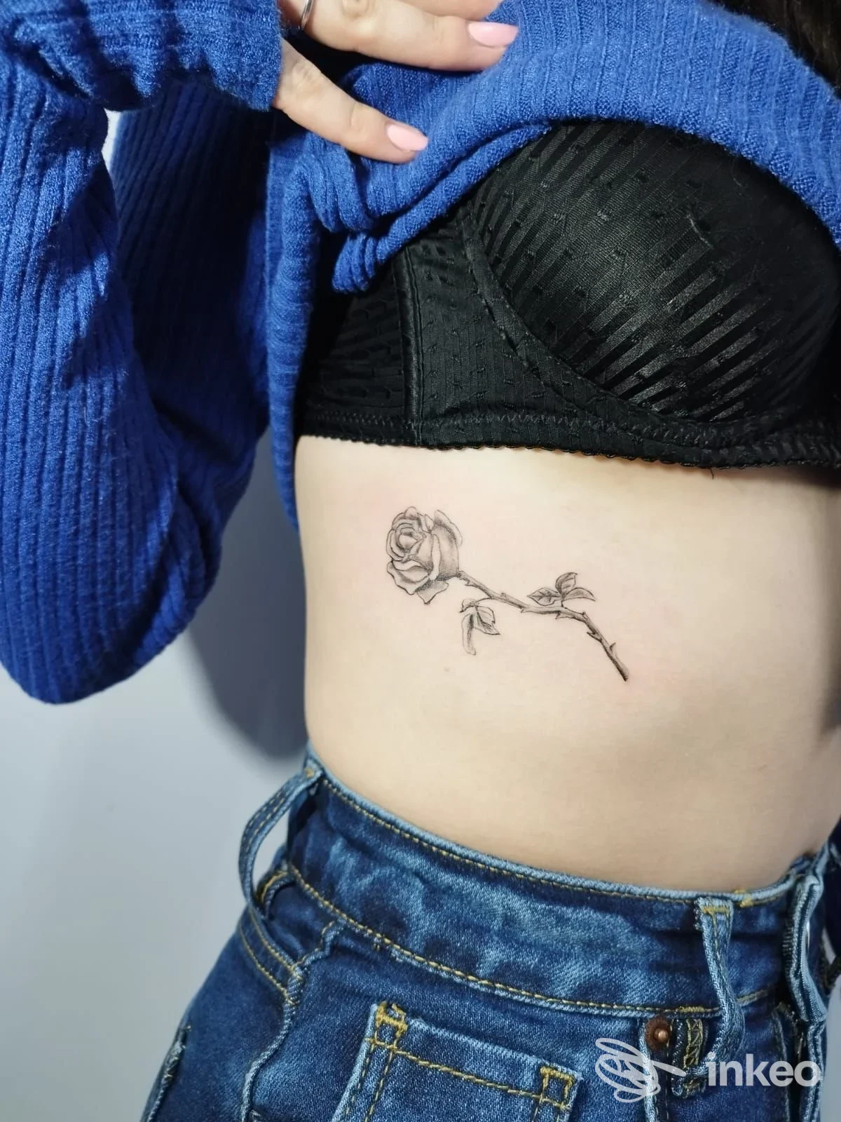 Tatuaggio a rosa sul fianco sinistro mostrato in primo piano, Vesuvio Ink tattoo studio, Marigliano.