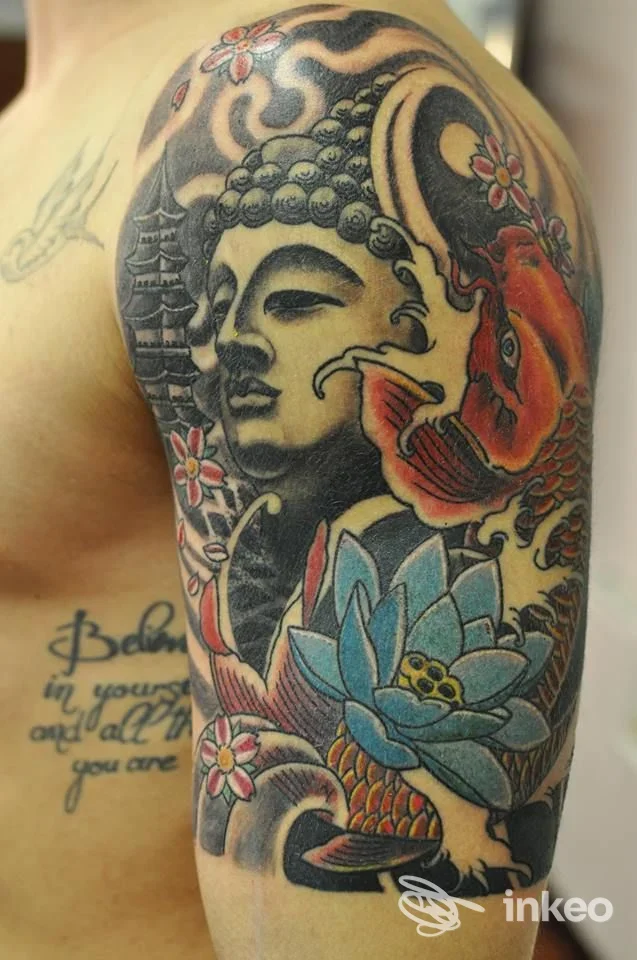 Mezza manica tatuata con volto di Buddha, carpa koi e fiore di loto eseguita da Mei Elisa Delicious Ink, Fano.