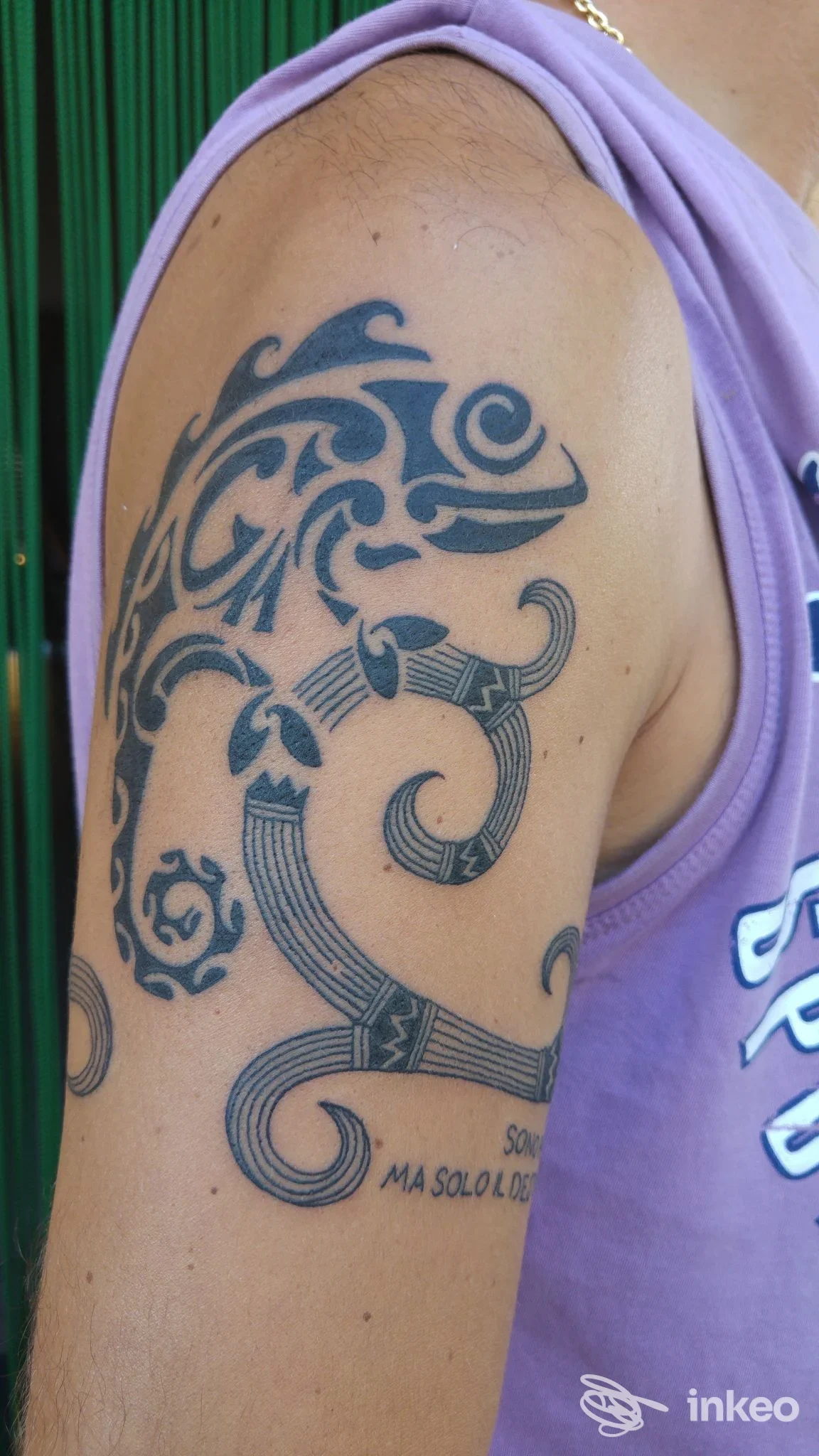 Tatuaggio ornamentale/tribale sul braccio superiore, foto inviata dallo studio Mei Elisa Delicious Ink a Fano.