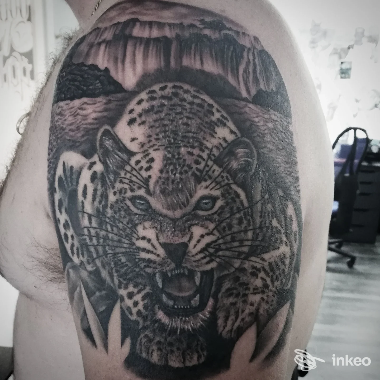 Tattoo realistico di leopardo sul braccio sinistro, realizzato su pelle; ombreggiature e dettagli in nero. Studio Skin Painter Tattoo Shop, Albino.