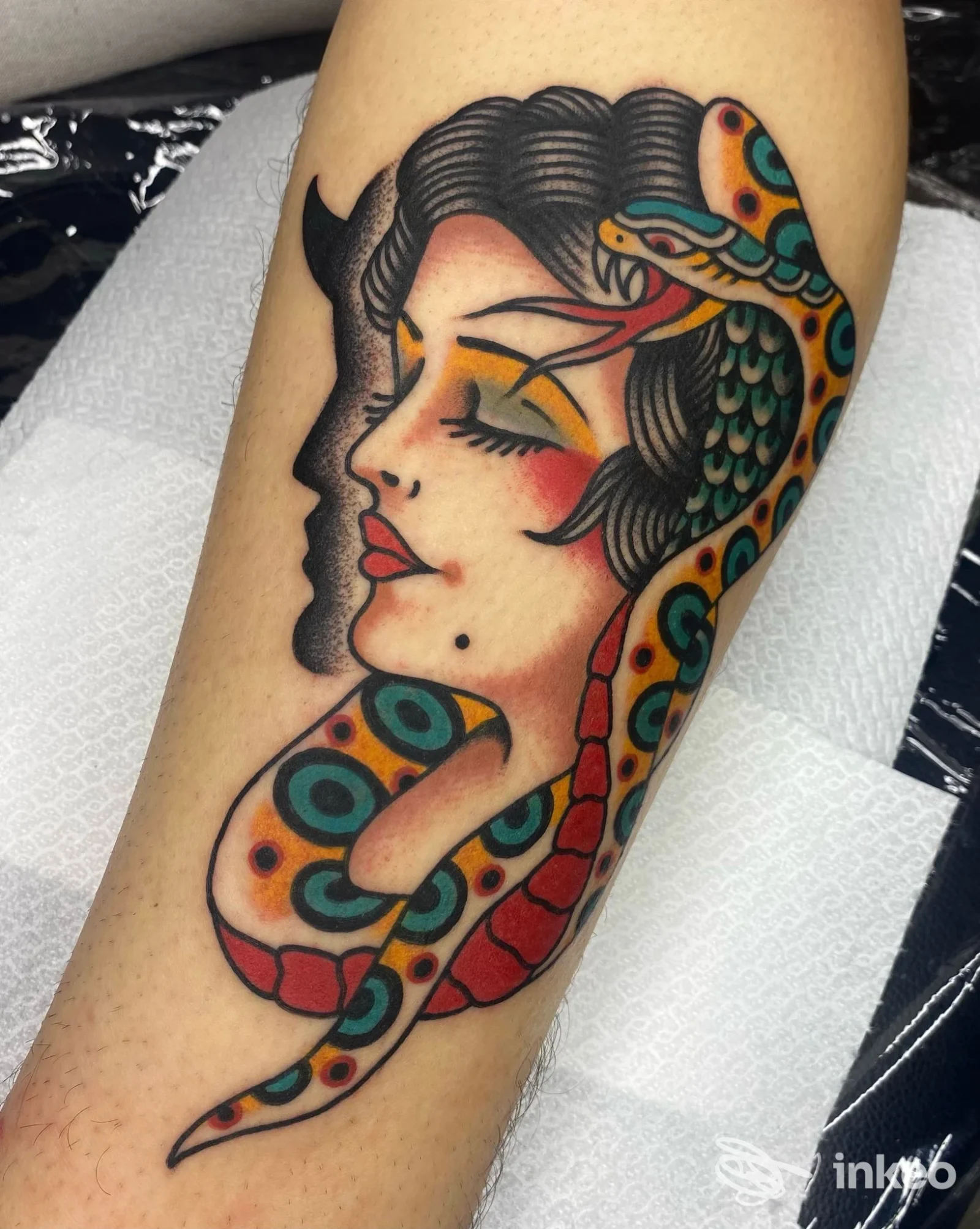 Tatuaggio a colori con volto femminile e serpente sull'avambraccio, foto fornita da The other skin tattoo, Fiano Romano.