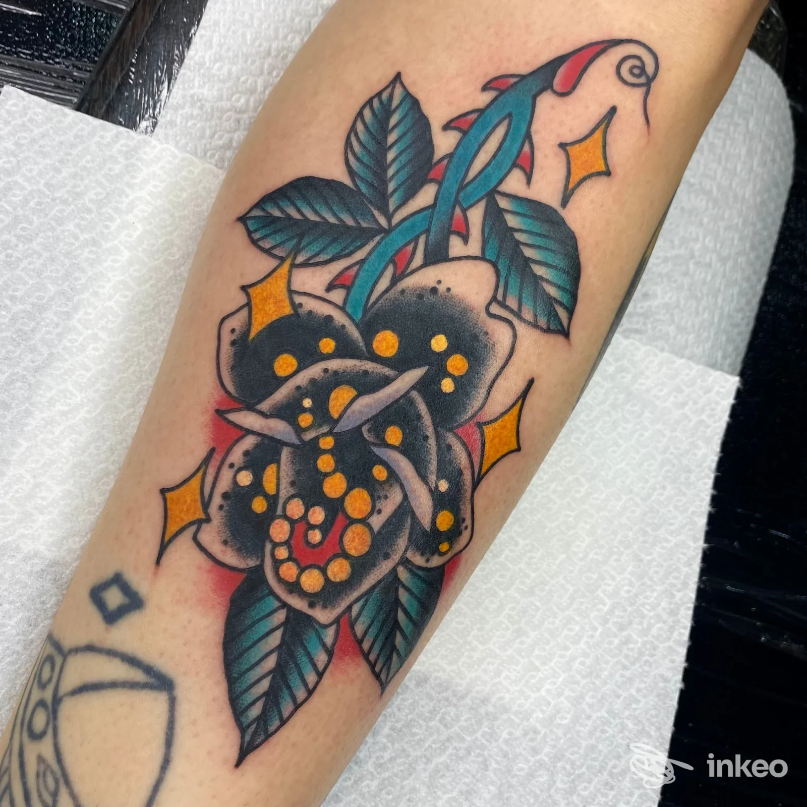 Tatuaggio floreale colorato sull'avambraccio, The other skin tattoo, Fiano Romano.