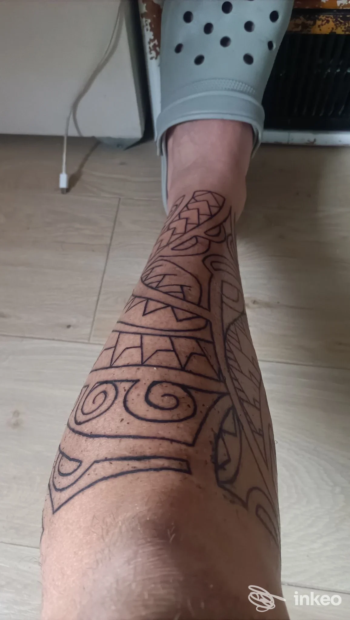Gamba con tatuaggio a contorni neri e motivi geometrici, foto fornita da Sick To Ink, Palermo.