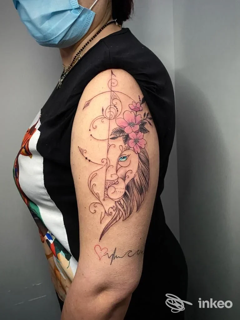 Tatuaggio leone floreale sull'omero, foto inviata da Dark Moon Tattoo, Roma.