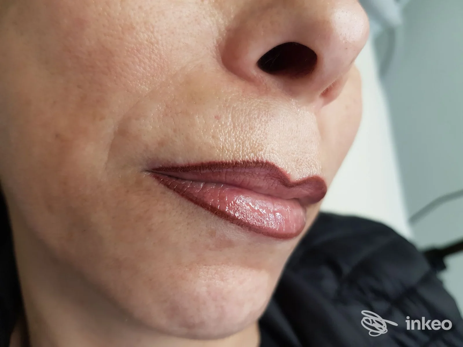 Dettaglio ravvicinato delle labbra con trucco semipermanente marrone, eseguito da "Effetto Donna" di Patrizia Spinogatti, Ortona.
