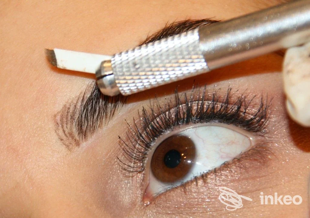 Primo piano di microblading su sopracciglia eseguito da Sopracciglia d 'autore Laura Fio Microblading, Bari.