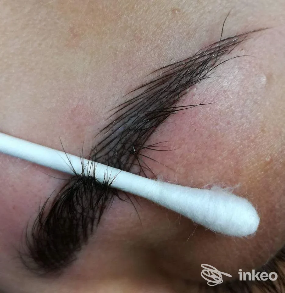Primo piano di sopracciglia trattate con microblading da Sopracciglia d'autore Laura Fio a Bari.