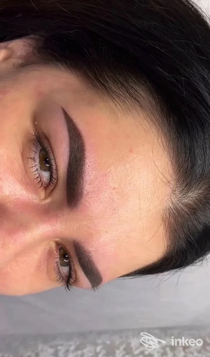 Primo piano di sopracciglia appena dermopigmentate, lavoro eseguito da LB-BEAUTY a Siderno.