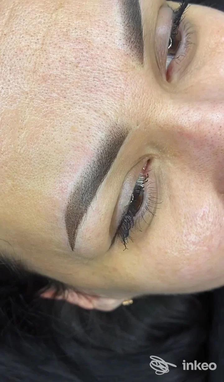 Primo piano sopracciglia dermopigmentate presso LB-BEAUTY, Siderno, risultato maquillage permanente.
