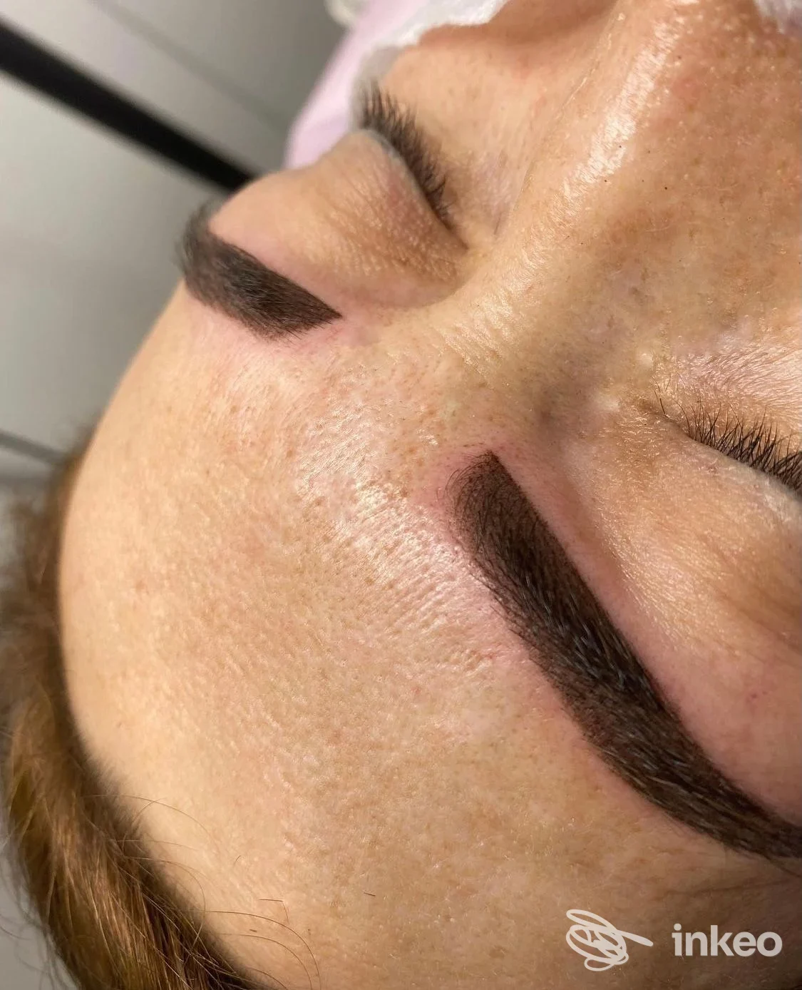 Primo piano di sopracciglia con trucco permanente eseguito presso LB-BEAUTY a Siderno, visuale ravvicinata degli occhi chiusi.