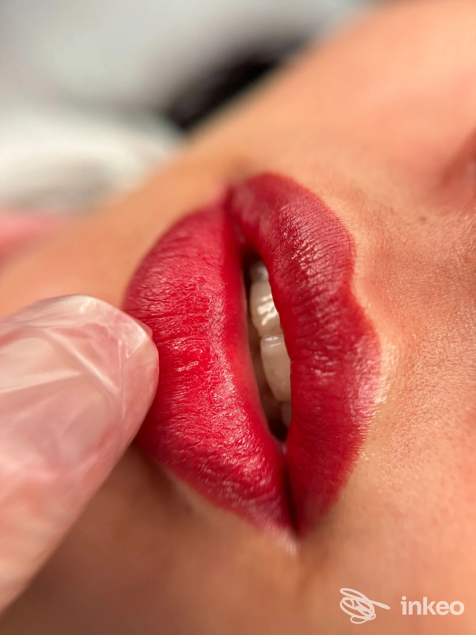 Primo piano di labbra con trucco permanente rosso eseguito da Studio trucco permanente Hanna Deliatynchuk, San Gregorio d'Ippona.