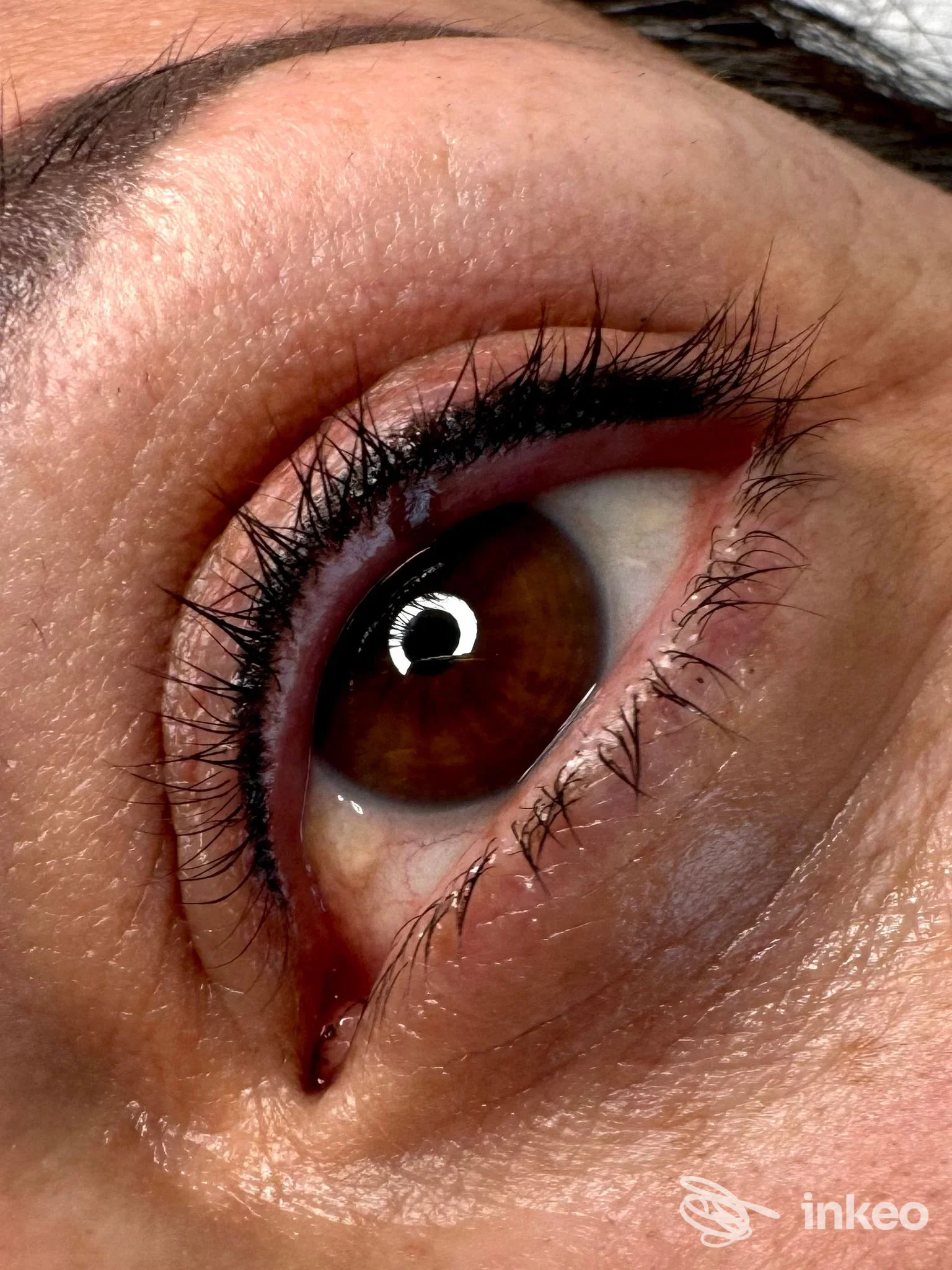 Dettaglio di eyeliner permanente realizzato da Studio trucco permanente Hanna Deliatynchuk a San Gregorio d'Ippona, vista ravvicinata dell'occhio.