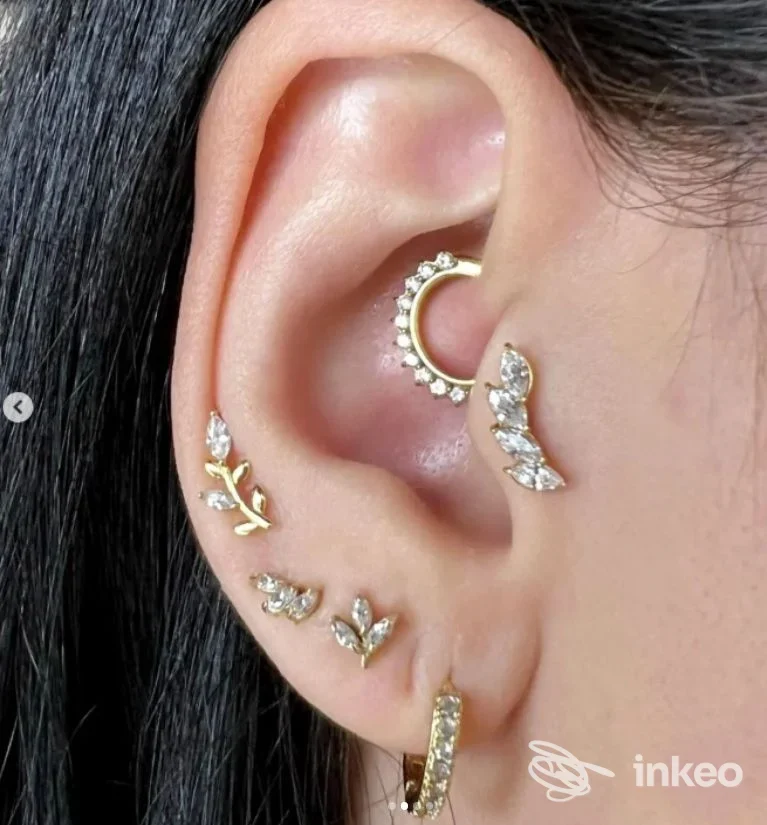 Primo piano dell'orecchio con più piercing e gioielli, immagine fornita da Grimilde Beauty Lab, Basiglio.