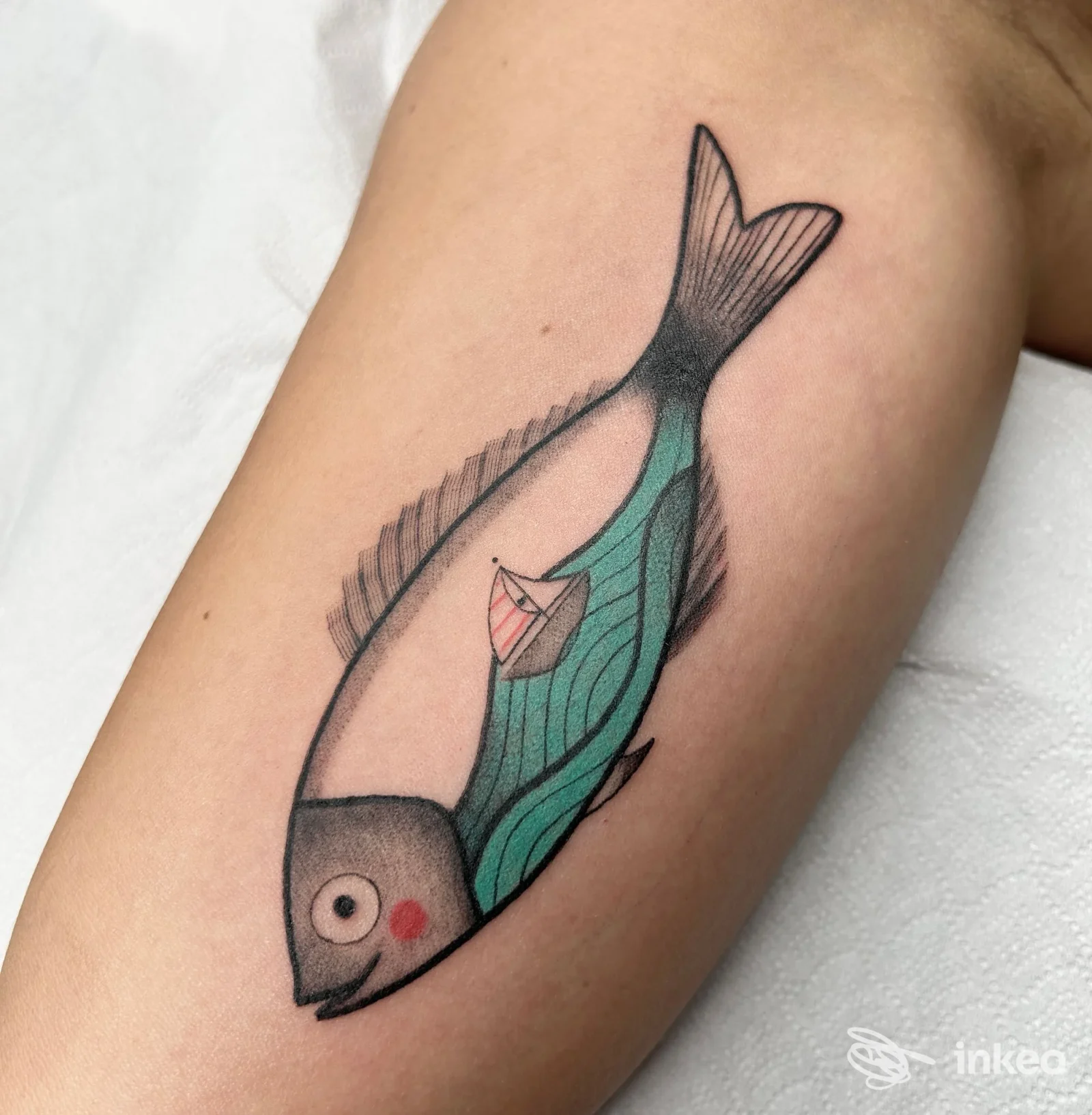 Tatuaggio a forma di pesce su avambraccio interno, foto inviata da Studio Matita Tattoo, Bergamo.